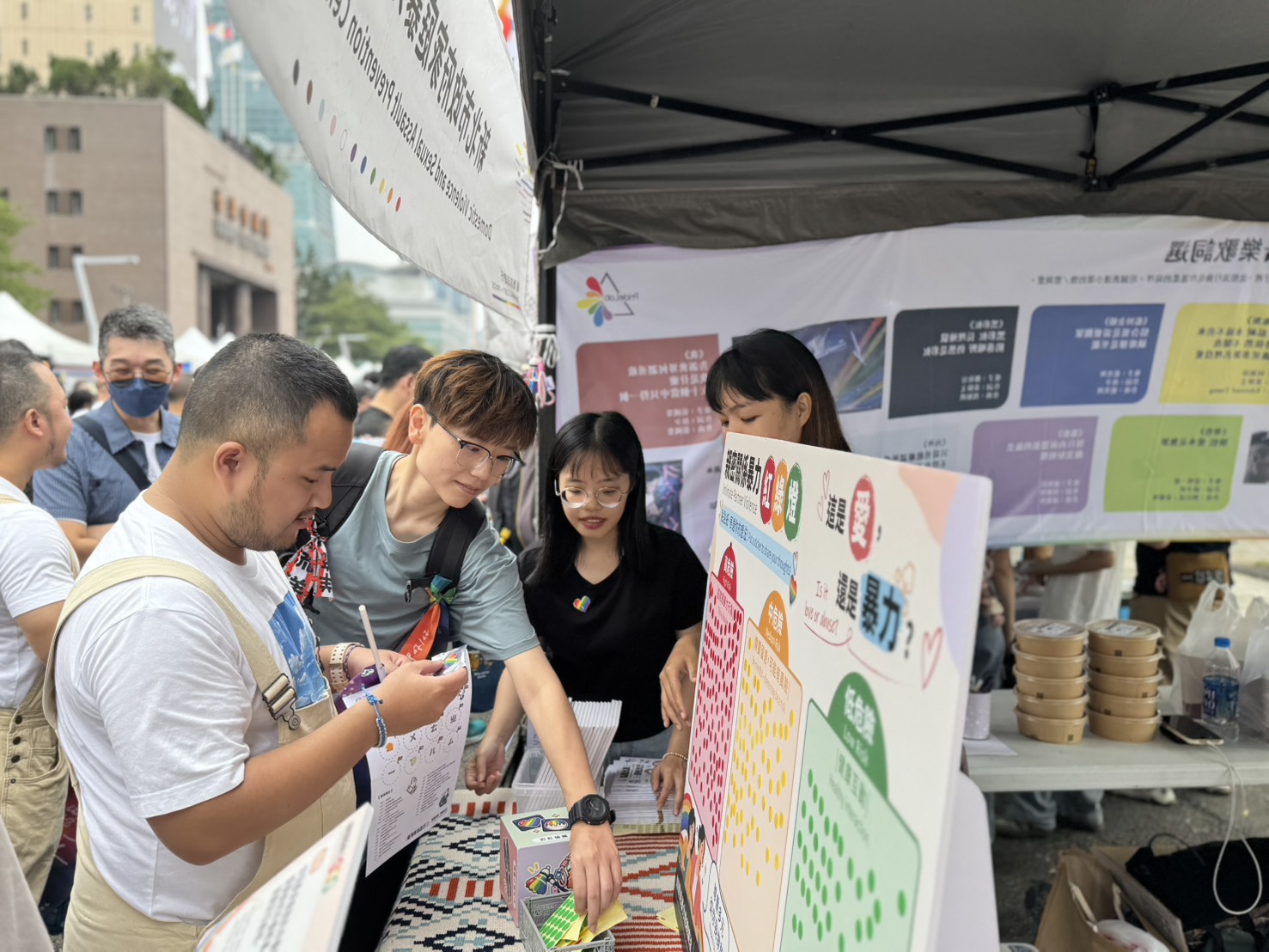 新北家防中心邀請民眾抽取情境卡後，將貼紙貼在互動背板，並討論求助方式。