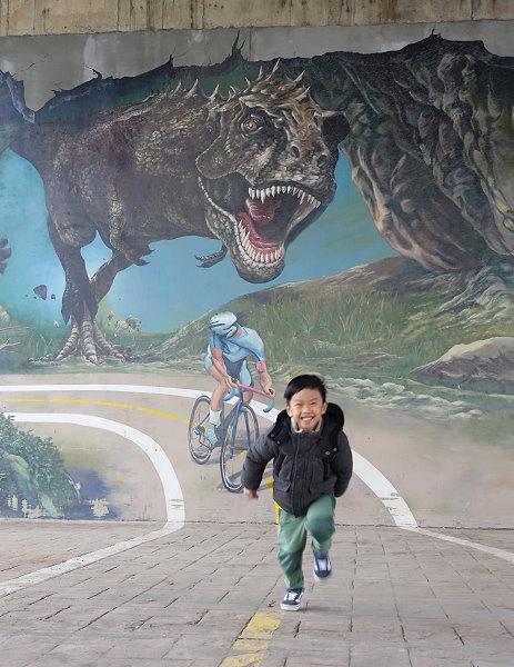 全臺唯一河濱恐龍園區！華中橋下恐龍主題公園成探險新景點
