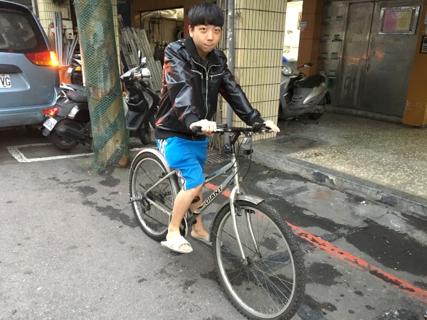 劉同學開心收到代步的二手腳踏車，通勤可以更節省時間了
