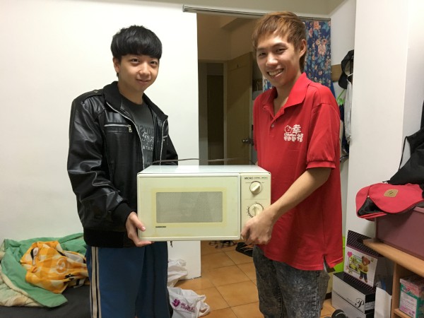 劉同學感謝愛心捐贈的微波爐，想要吃熱食不再困難了