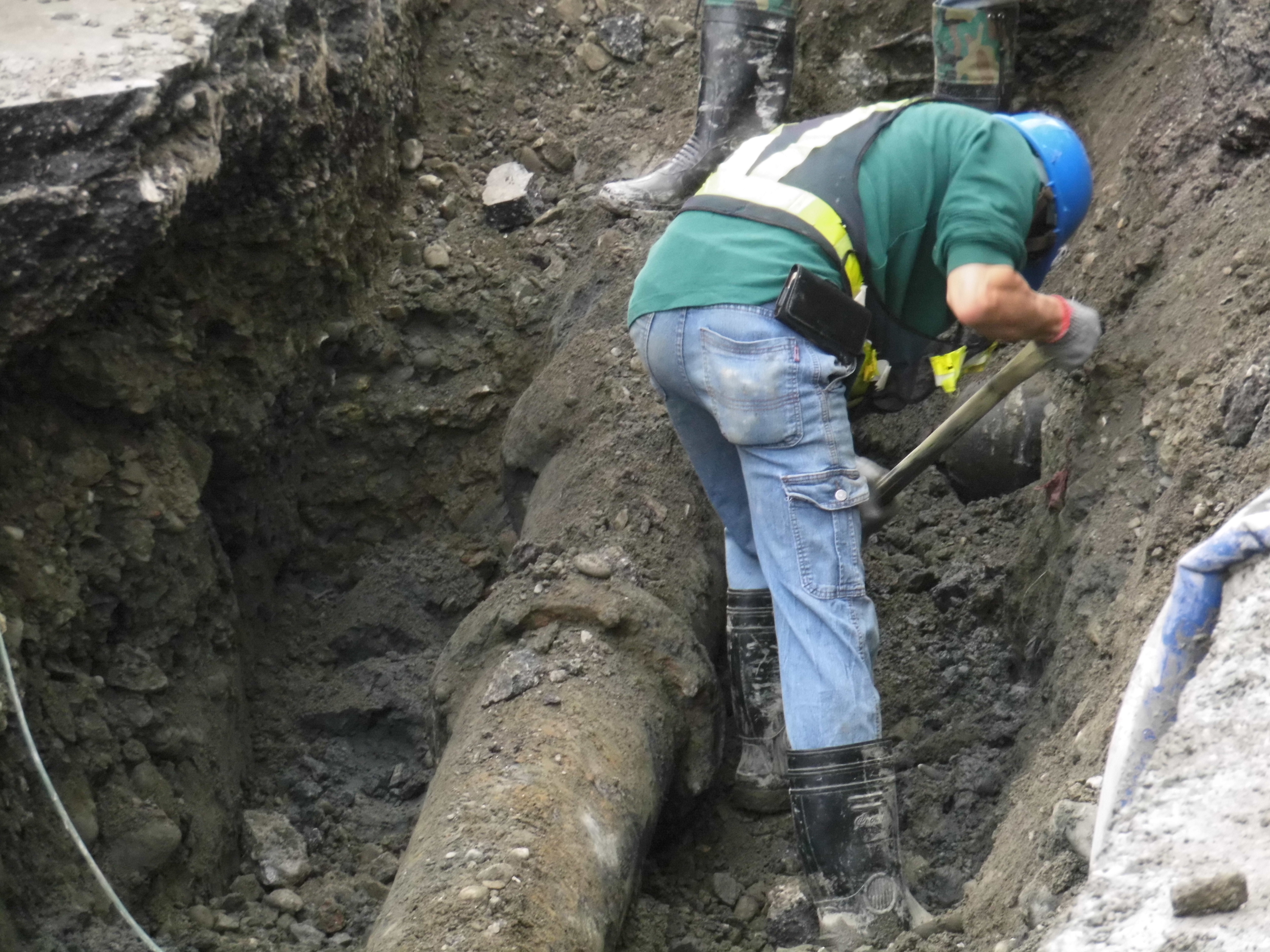 工程人員進行管線挖掘