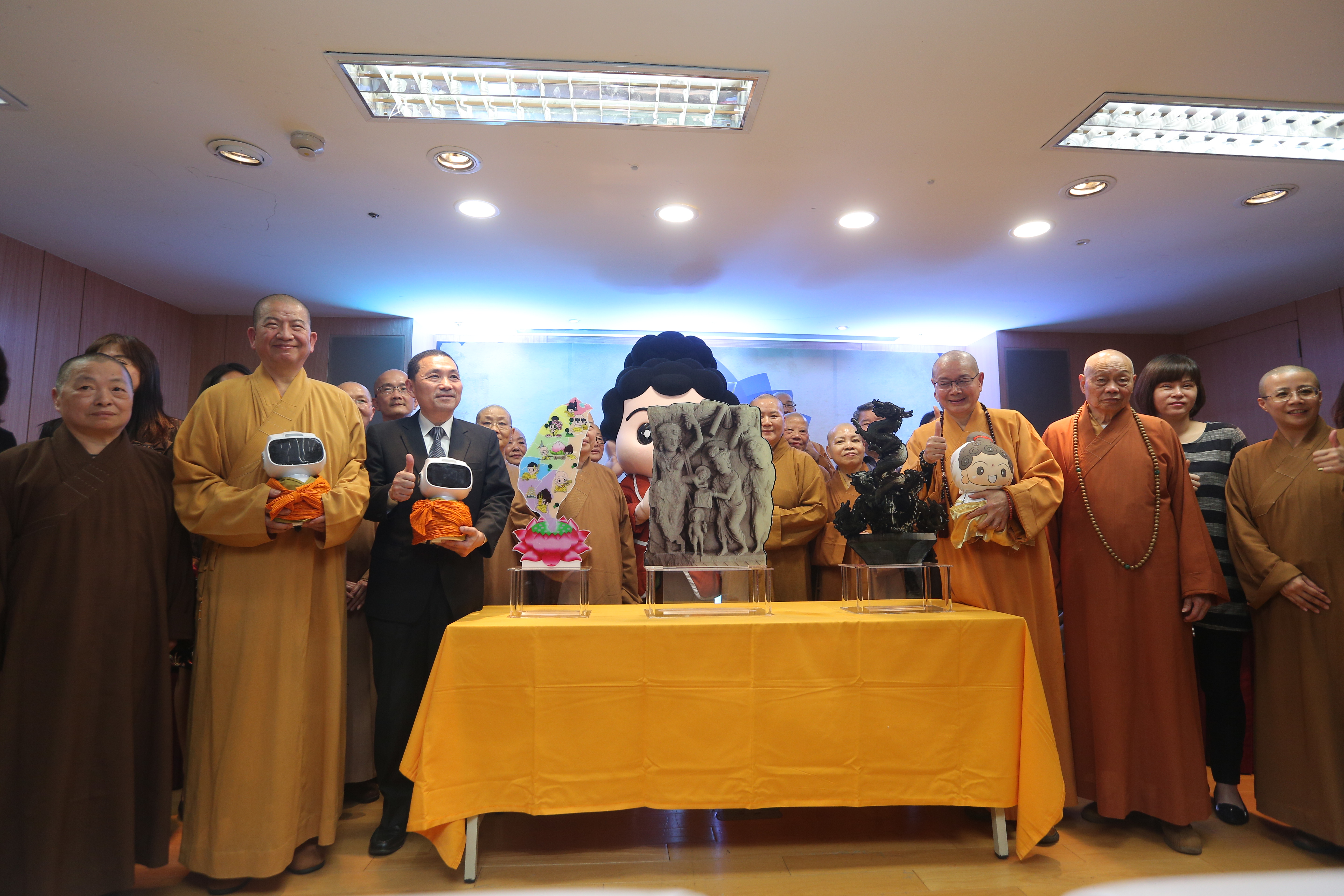 副市長侯友宜（中左）、明光法師（左）以及淨耀法師（右戴眼鏡手抱佛祖寶寶者）與新北各佛教團體一同為活動揭開序幕-自由