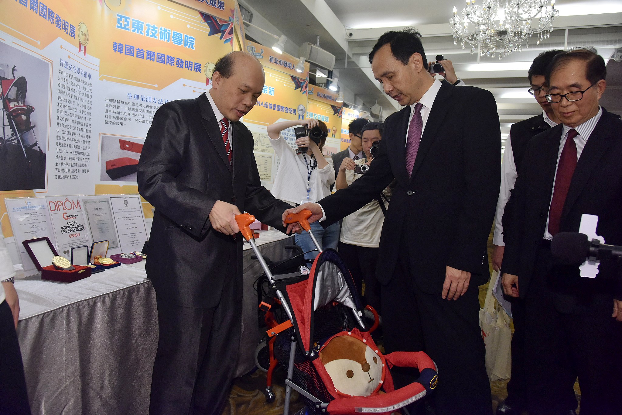 智慧嬰兒車具有自動煞車功能，是家長的好幫手