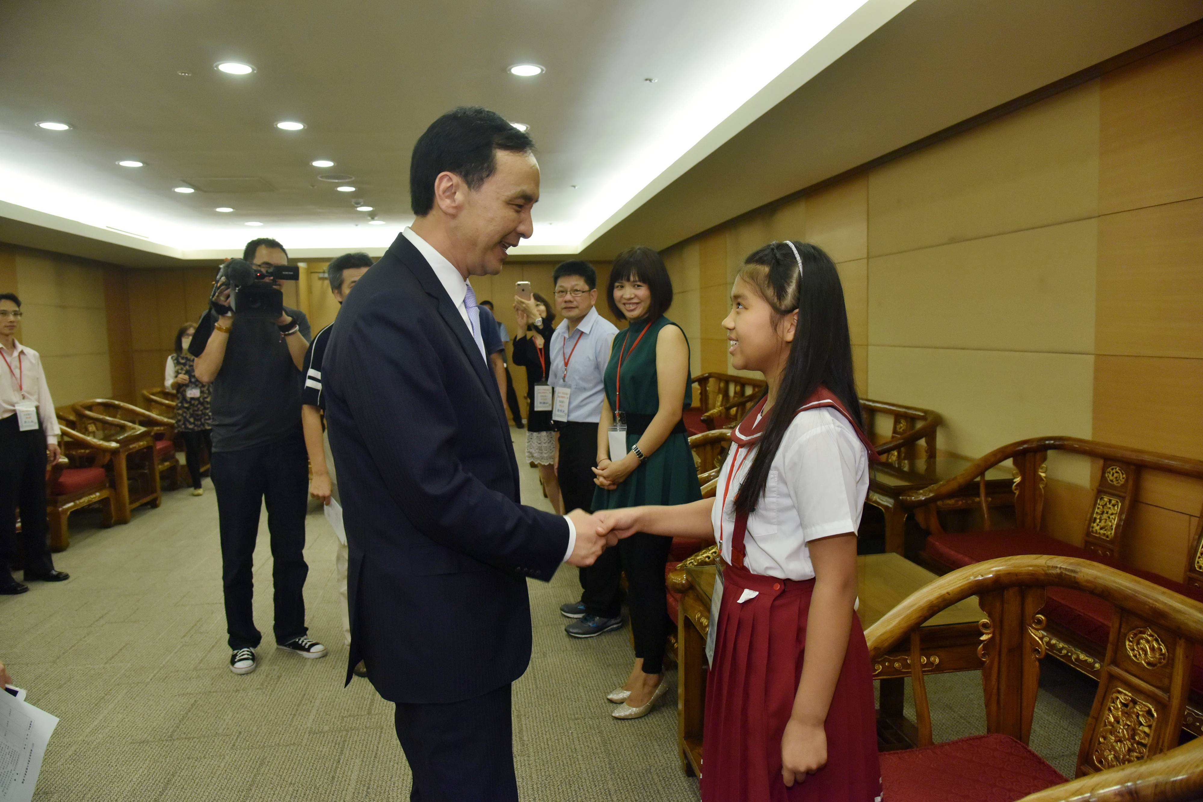 朱市長勉勵楊韻妮同學持續努力向學，日後成為一位優秀醫師。