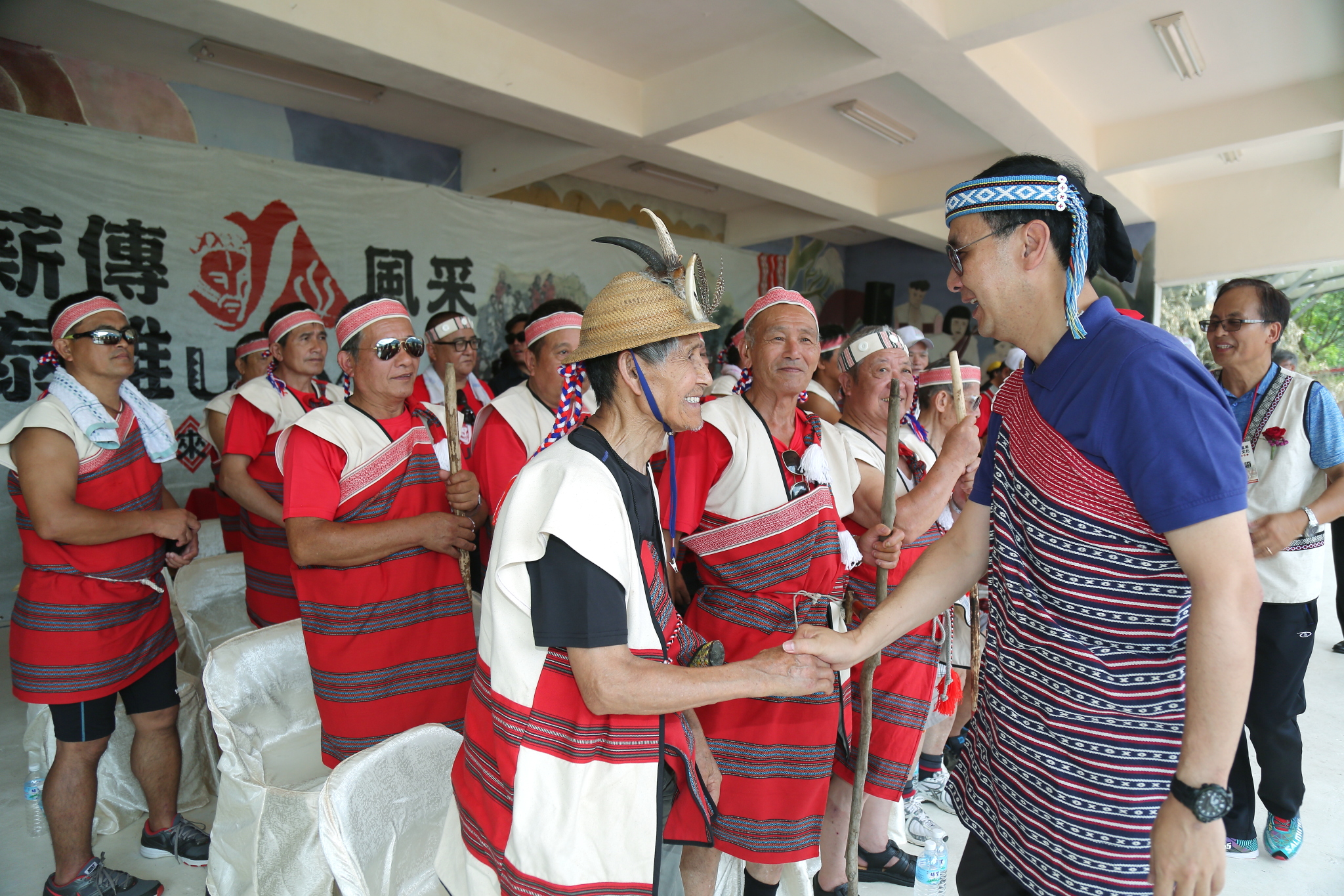朱市長參加烏來泰雅文化季與原住民耆老握手致意，並祈福國家社會部落平安