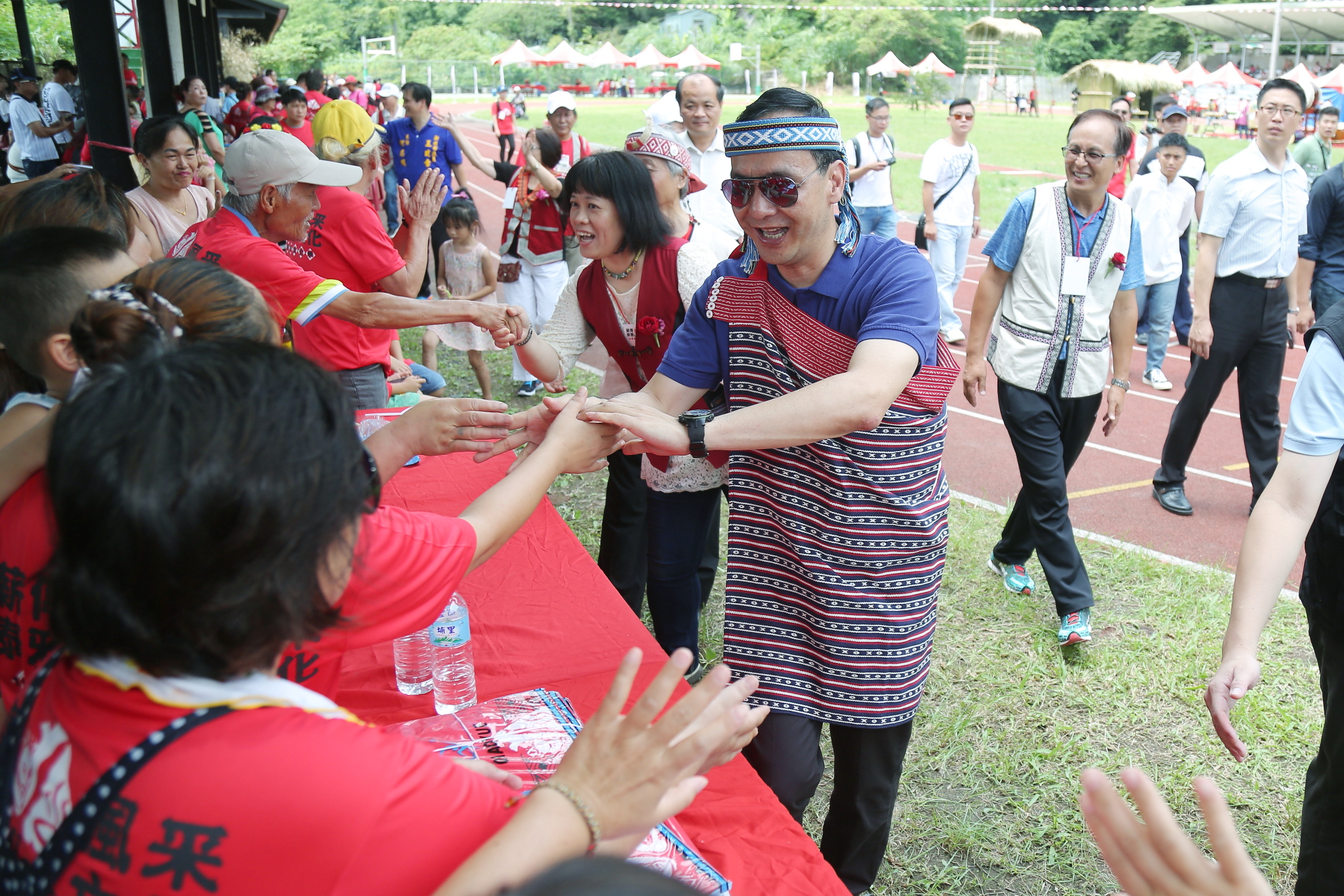 朱市長出席烏來泰雅文化季受到原住民朋友熱情歡迎