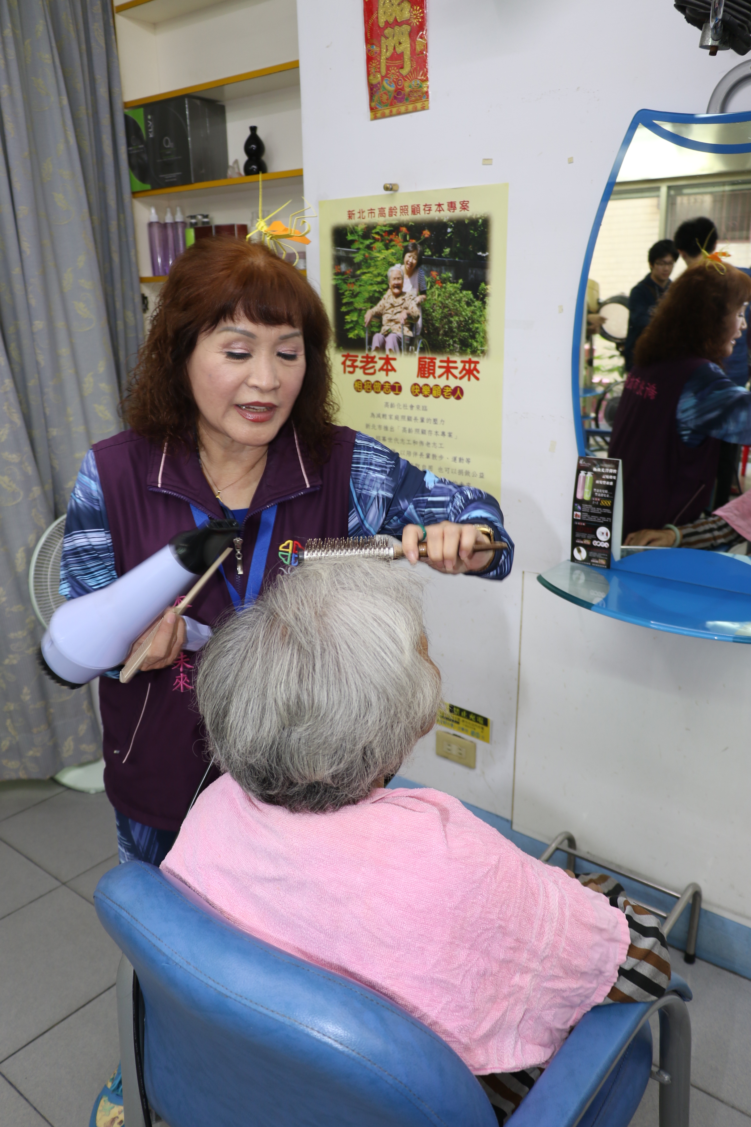 劉菊梅不僅陪伴還幫81歲的許靜聞奶奶吹頭髮