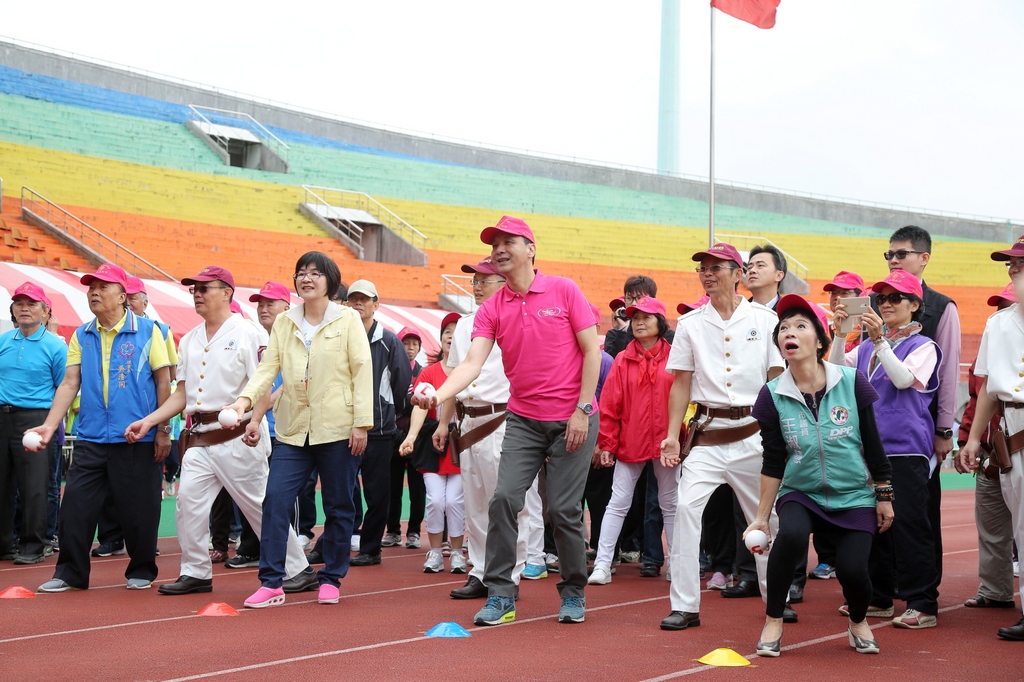 朱市長主持開球儀式為新北市106年長青趣味運動大會揭開序幕
