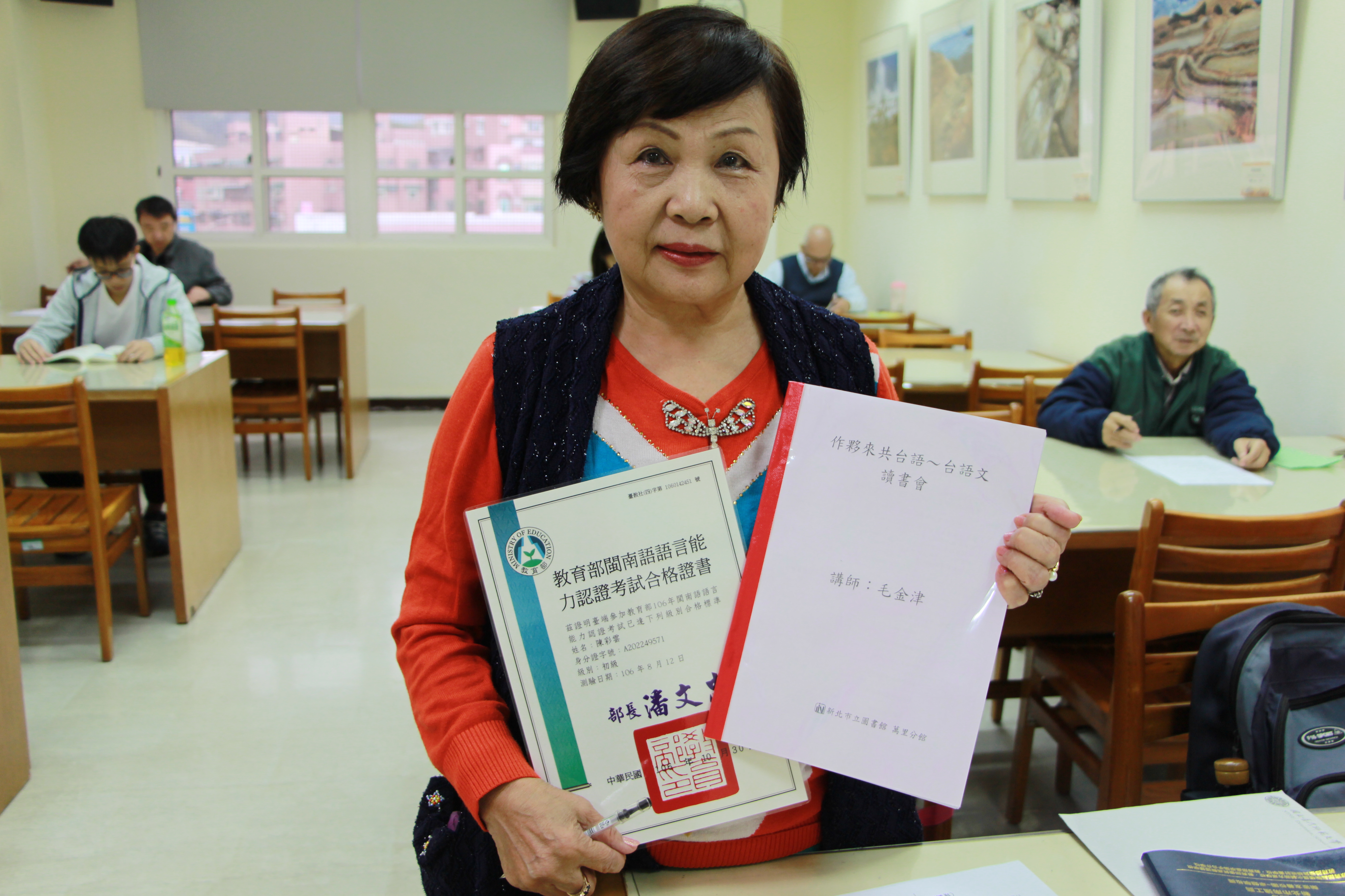 72歲的陳彩雲阿嬤參加萬里分館開設的台語文讀書會，第一次參加教育部的閩南語認證考試，就通過「初級」認證，十分開心