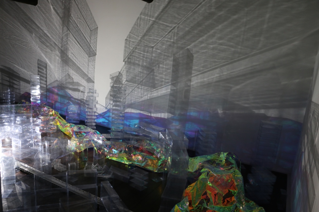藝術家吳季璁《水晶城市—淡水海關碼頭計劃》，利用洋樓2樓的木地板，大量堆疊宛如晶體的透明方盒，透過軌道上的燈光投射，光線的穿透與折射之下就像時間靜默地穿梭流動於空間中