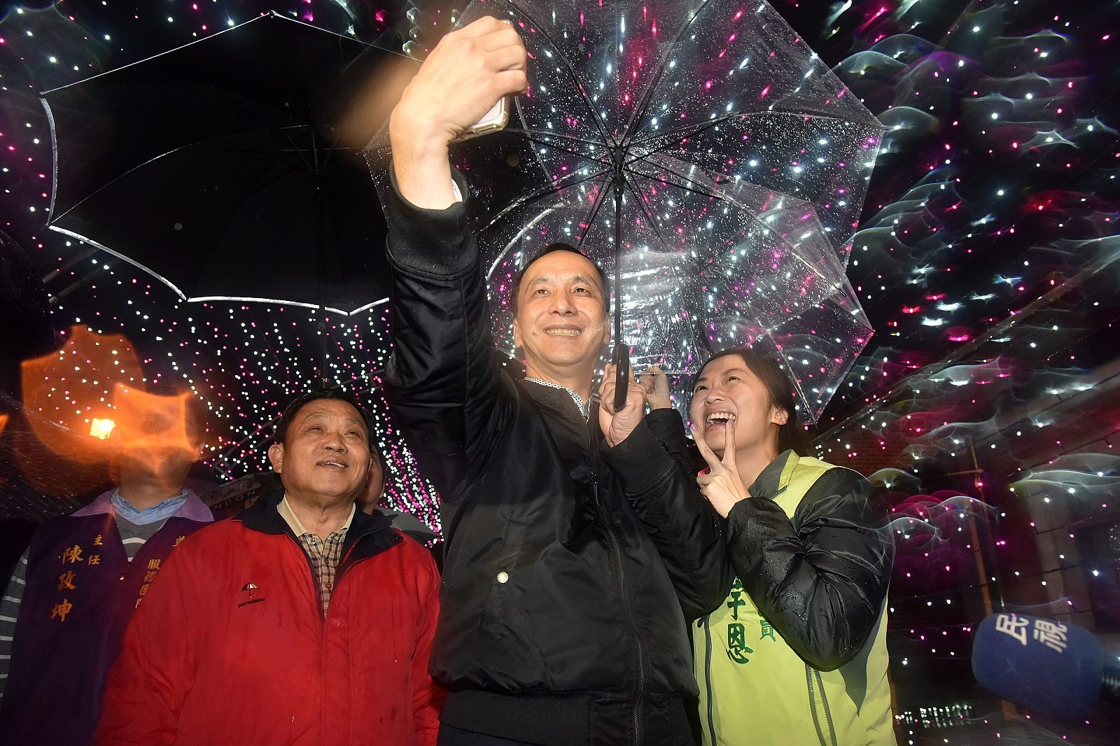 朱市長示範如何在超長粉紅燈海隧道拍出美照