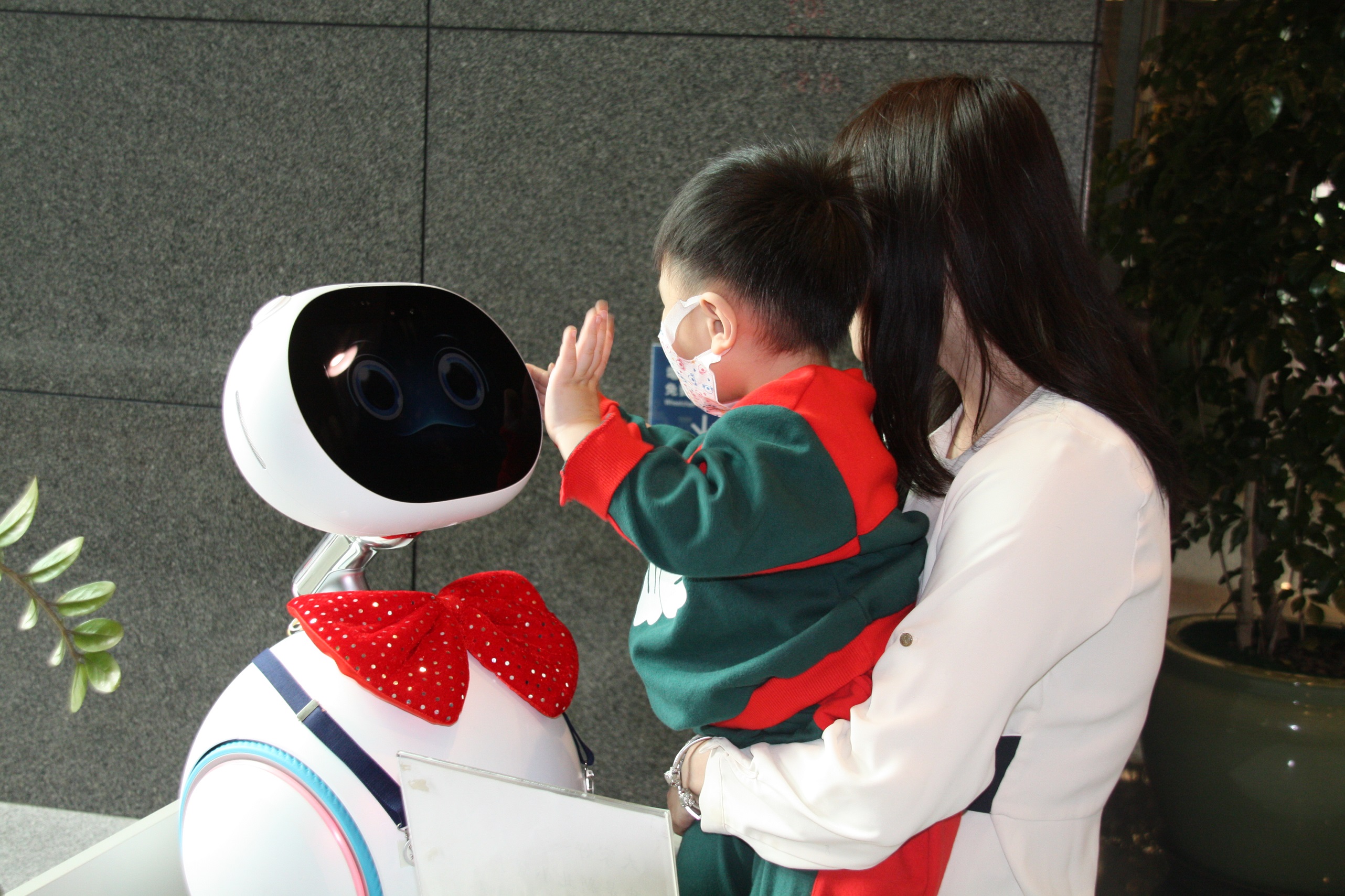 機器人與小朋友互動