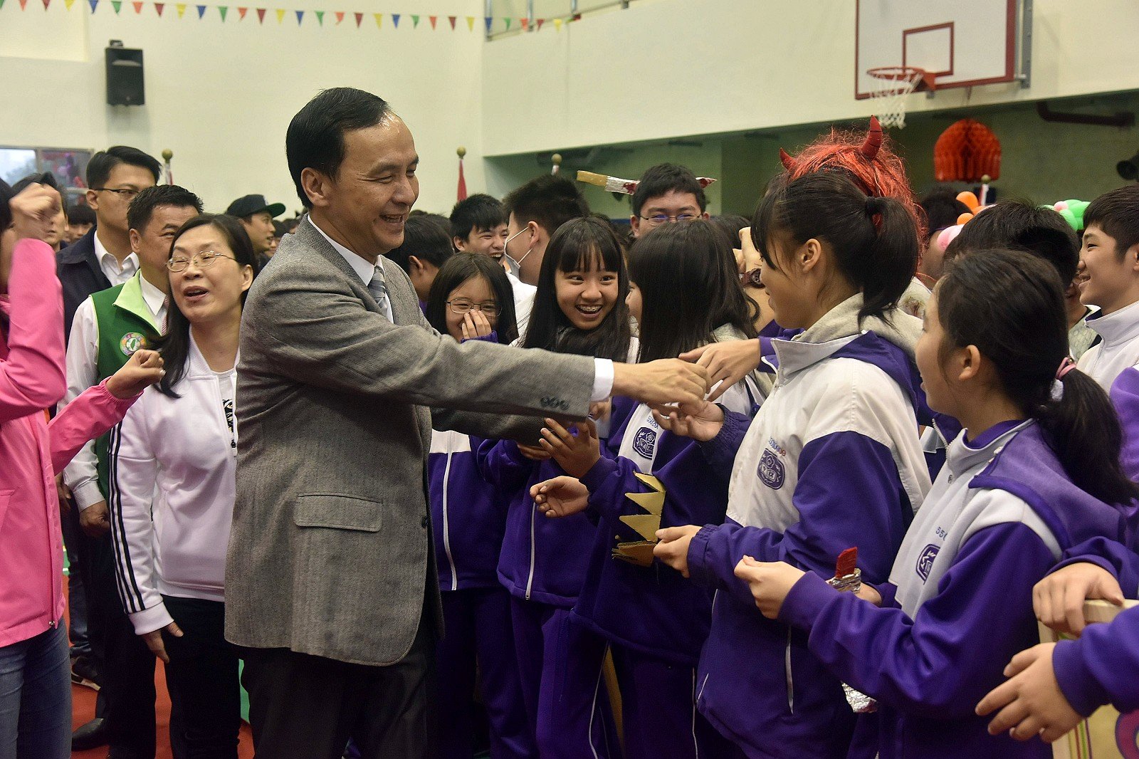 朱市長出席林口國中49週年校慶與現場學生熱情互動