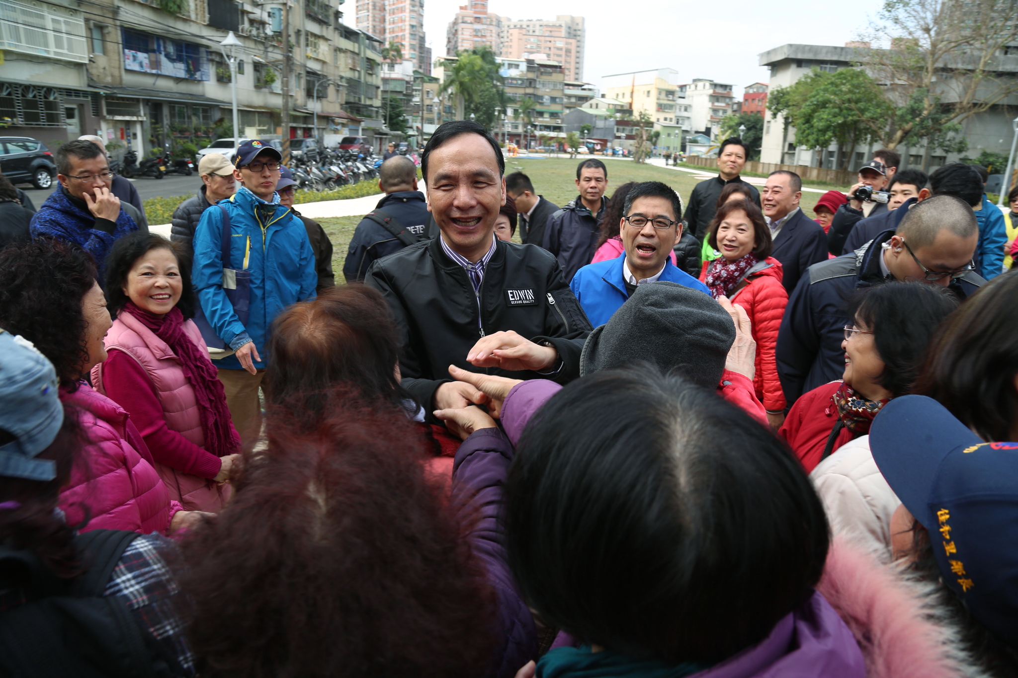 朱市長視察中和佳和公園新建工程，受到居民熱情歡迎