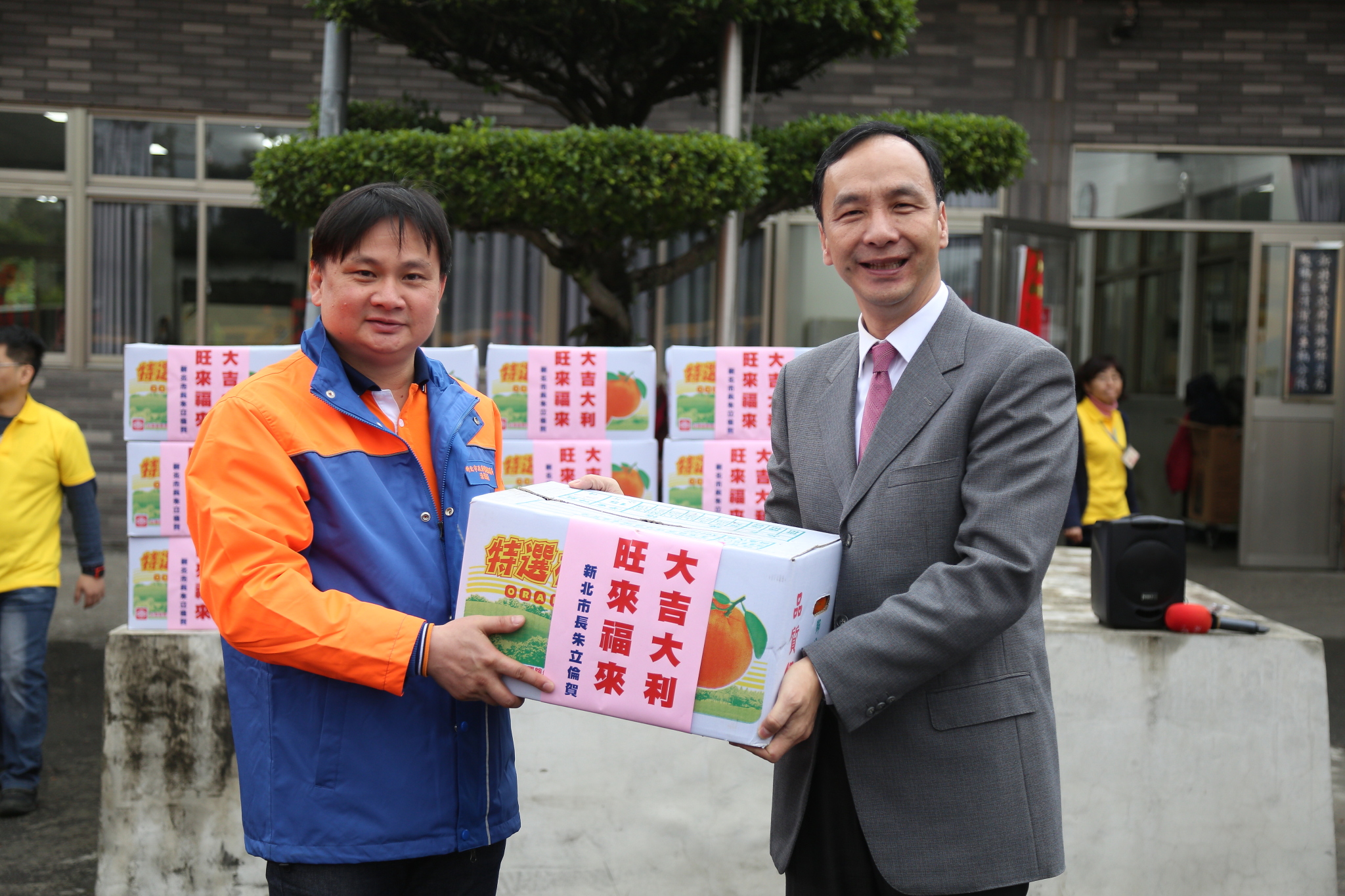 朱市長感謝環保局清潔隊同仁，致贈旺來福袋及大吉大利橘子