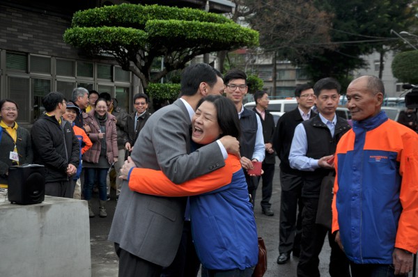 朱立倫市長親自頒贈春節福袋，讓清潔隊員感動地直接擁抱。