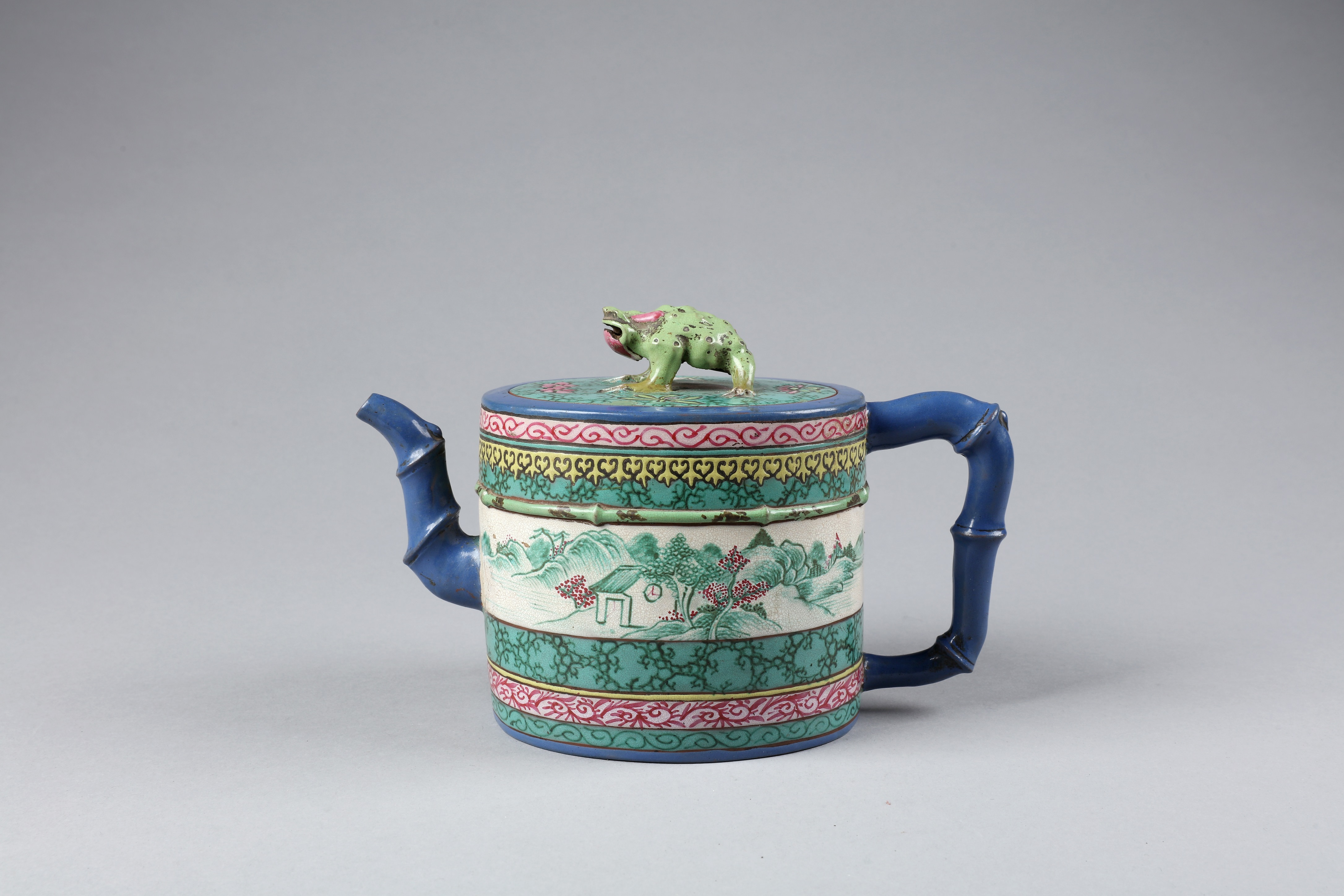 紫砂滿彩「漢珍」款竹節壺的壺鈕為蟾蜍形，被民眾連想到是風靡全臺的手遊「旅蛙」。