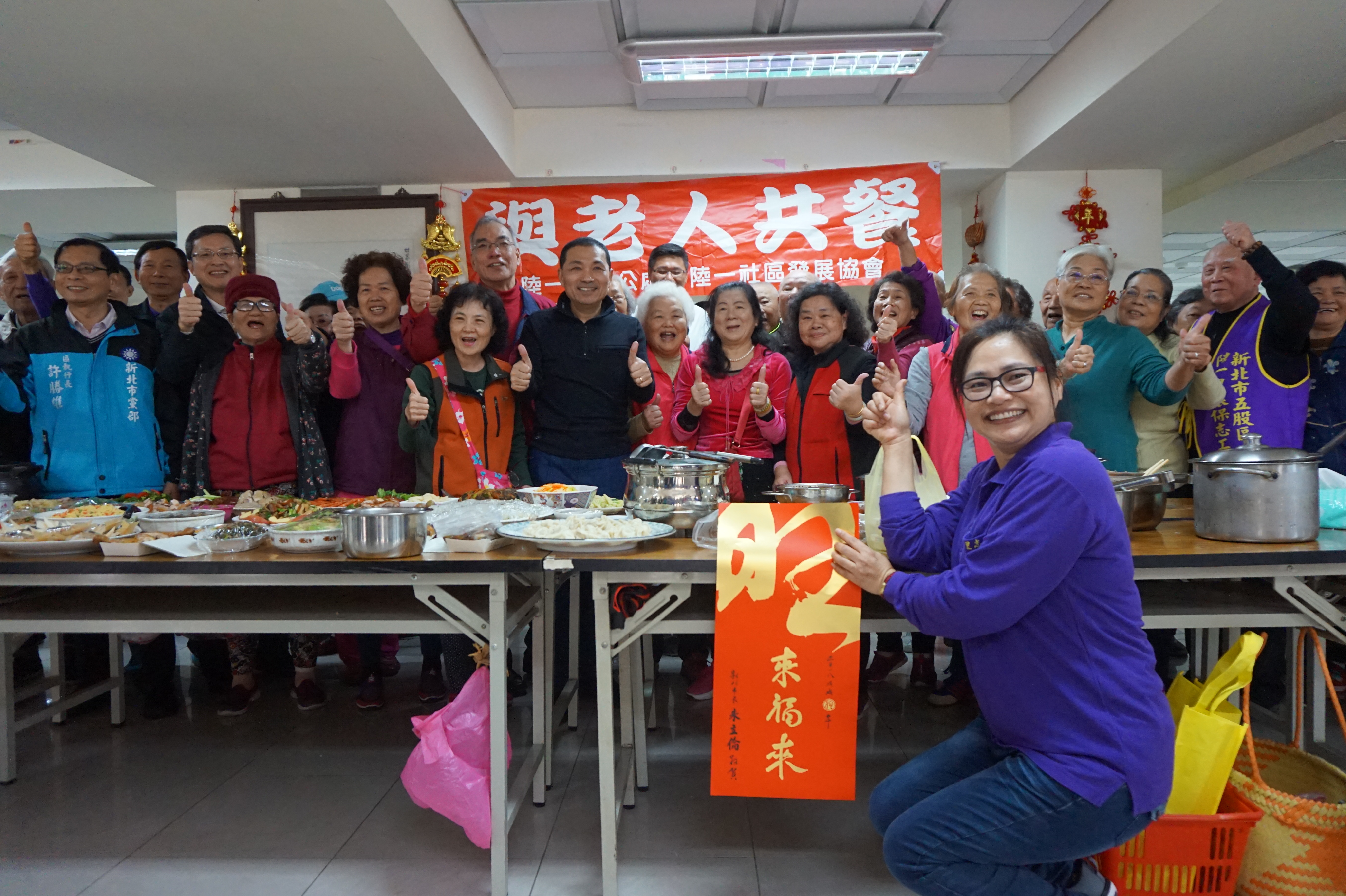里長王章鳳（前一綁馬尾者）每月舉辦「眷村好料理-老人共餐」，分享眷村料理，讓老爺爺們寄託思念與鄉愁。
