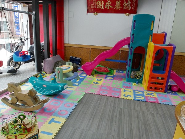 緯鴻車業有限公司設置親子區，提供遊樂設施給前來定檢民眾使用