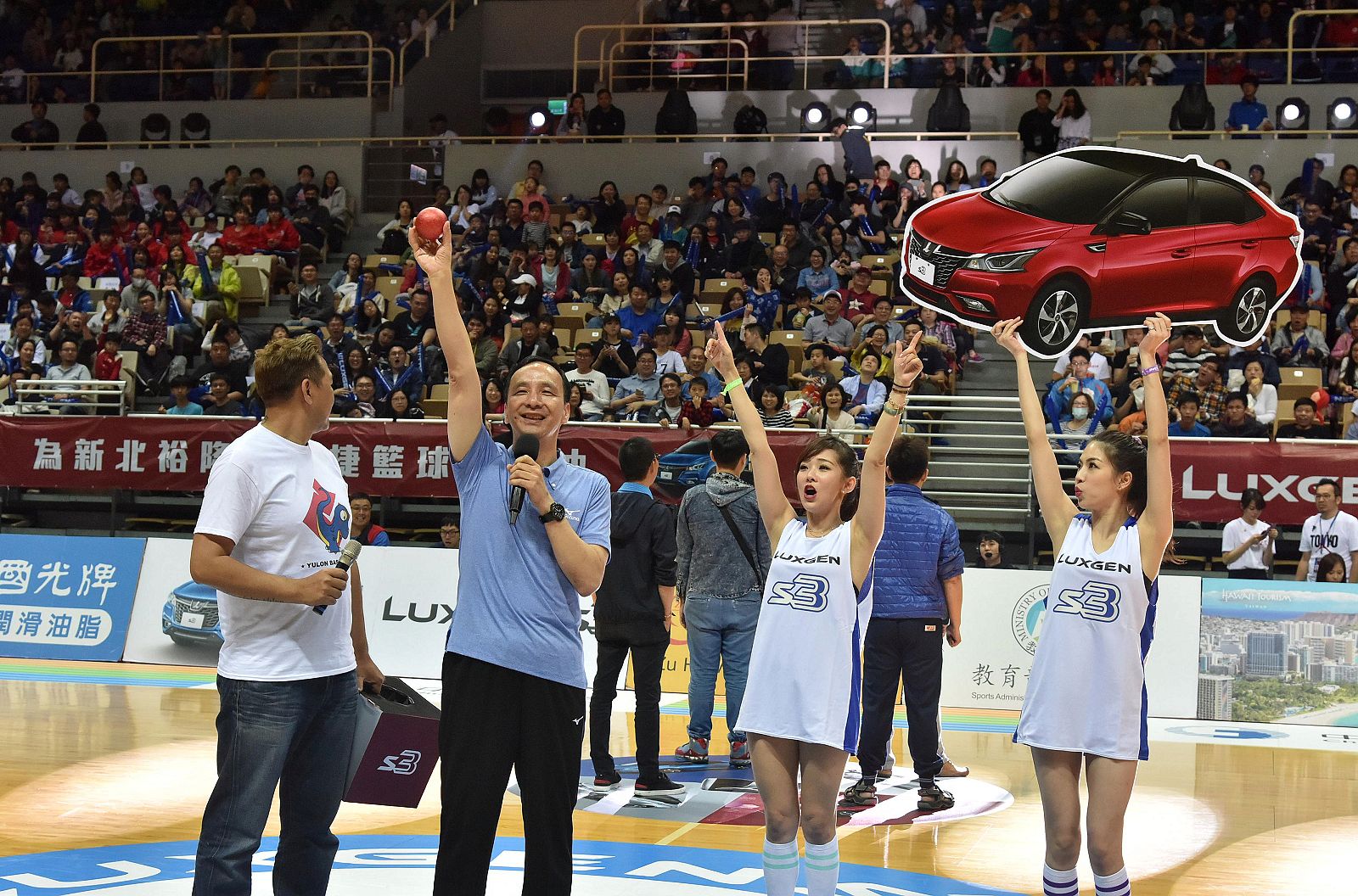 朱立倫市長為「新北裕隆納智捷籃球隊主題日」，抽出大獎─汽車一輛。