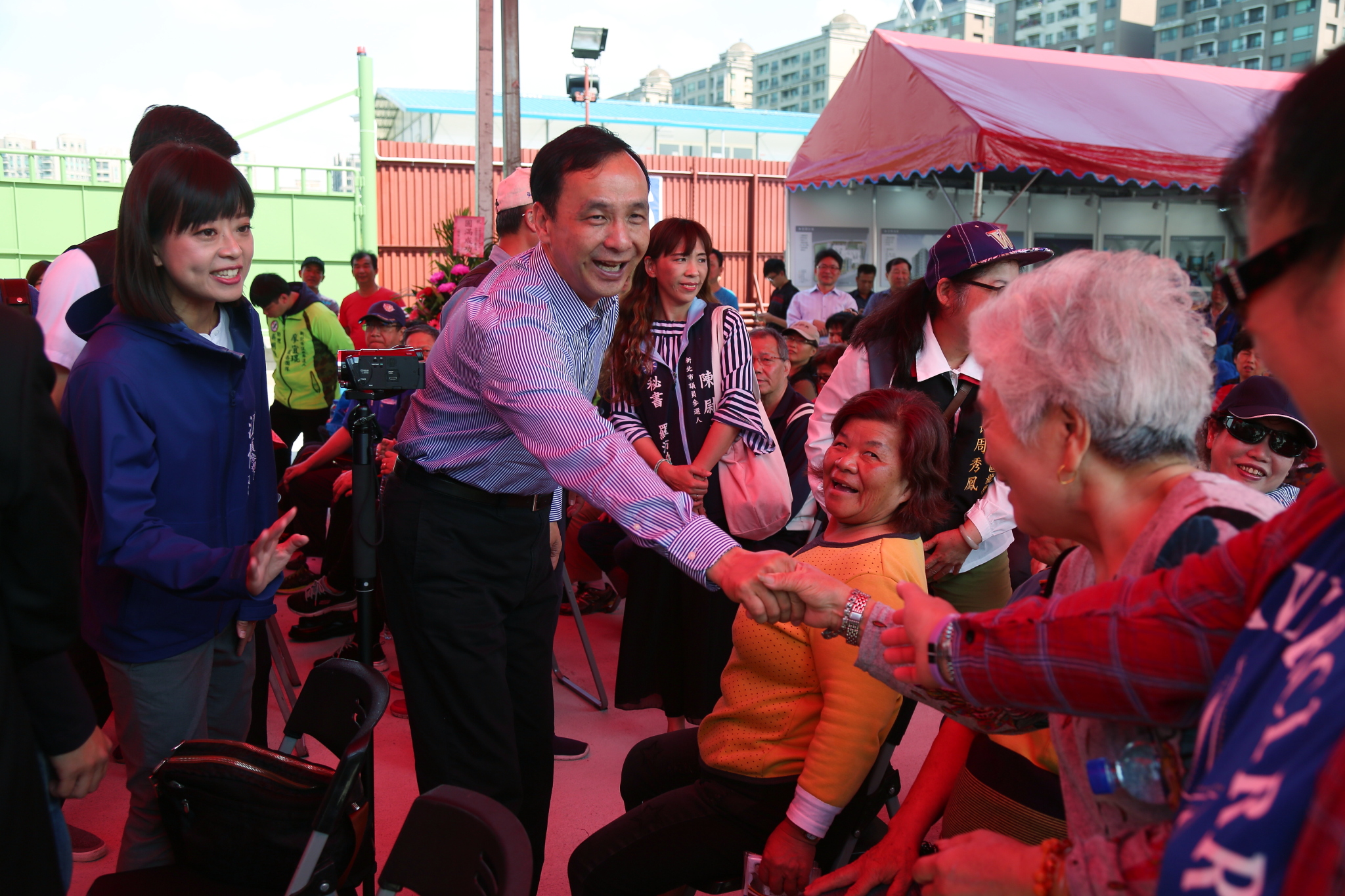 朱市長出席三峽國光段青年社會住宅開工動土典禮，與在地鄉親握手致意