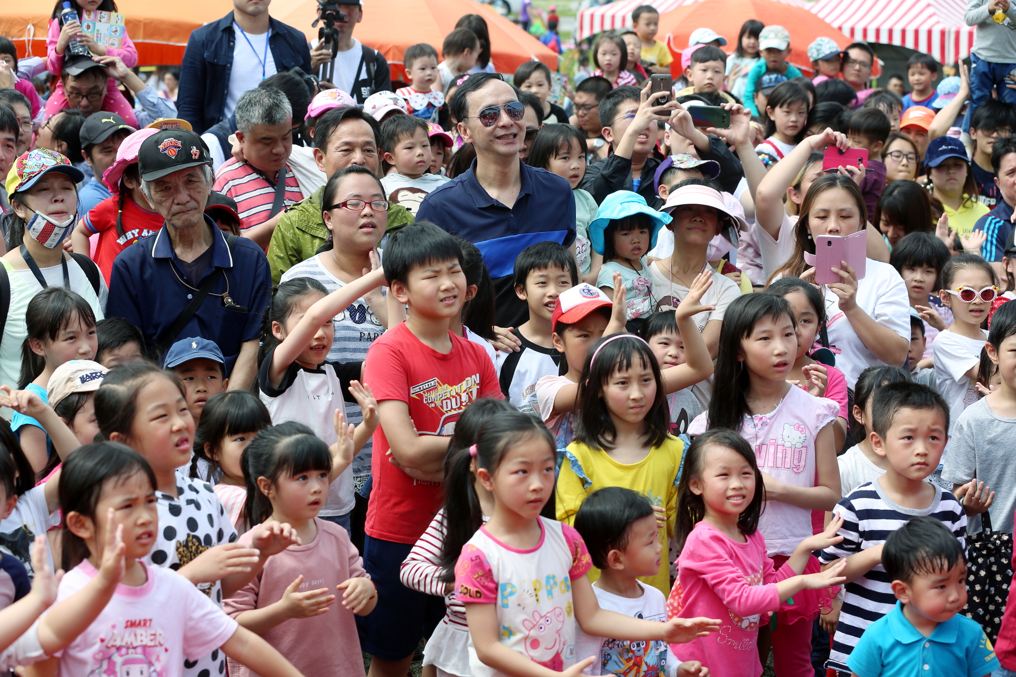 朱市長出席大臺北都會公園「幸運草地景溜滑梯」啟用活動，與小朋友一起唱唱跳跳