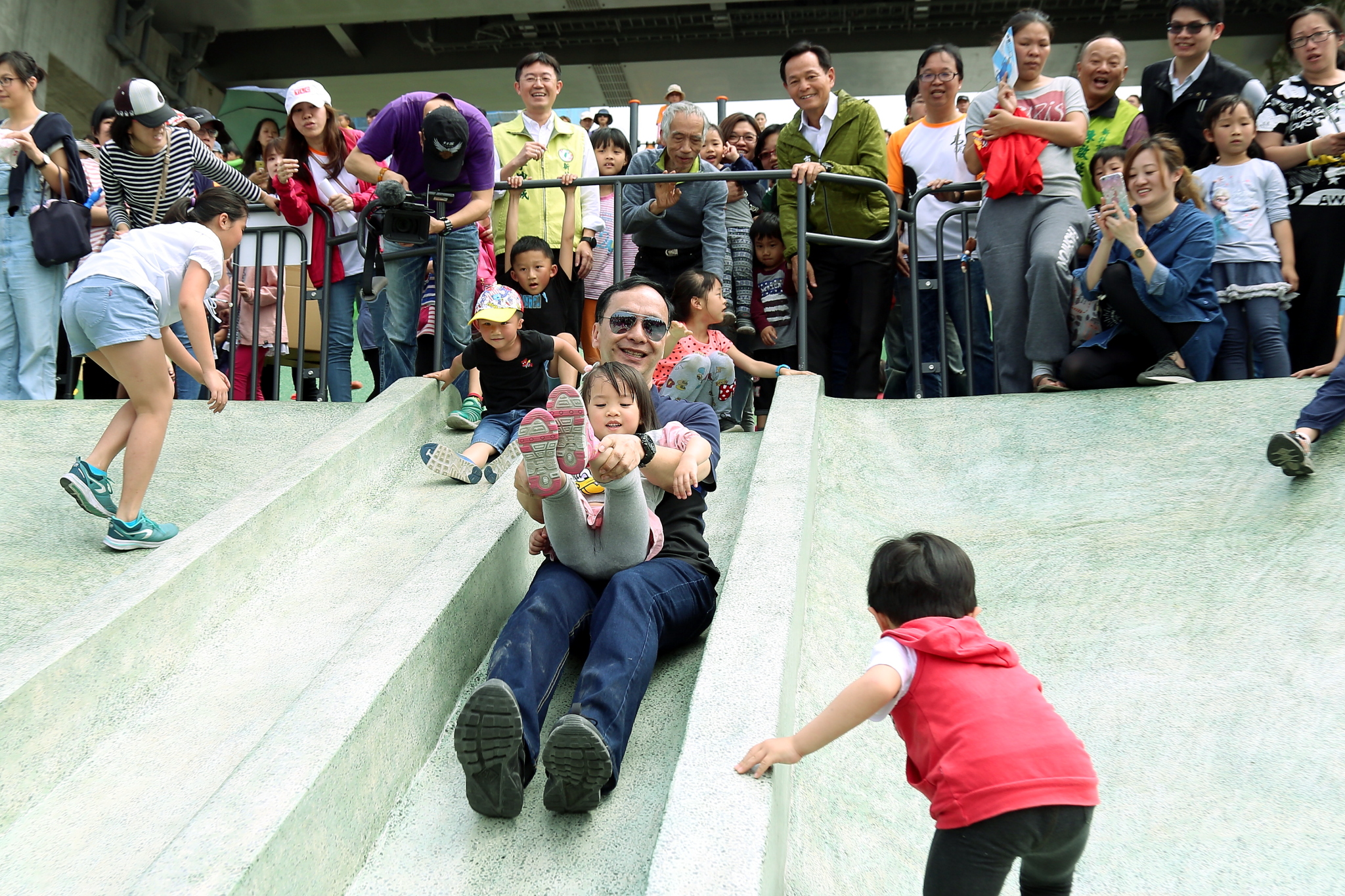 大臺北都會公園「幸運草地景溜滑梯」啟用，朱市長與小朋友一起體驗溜滑梯
