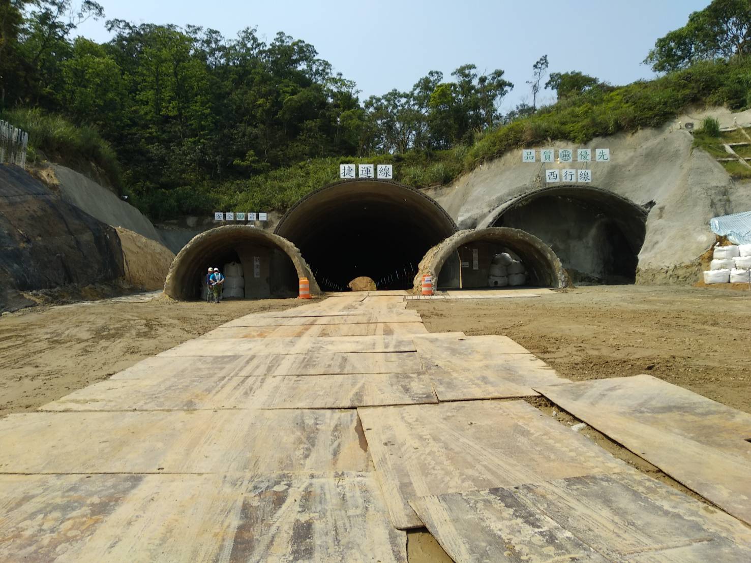 安一路二期工程公路與輕軌共構隧道