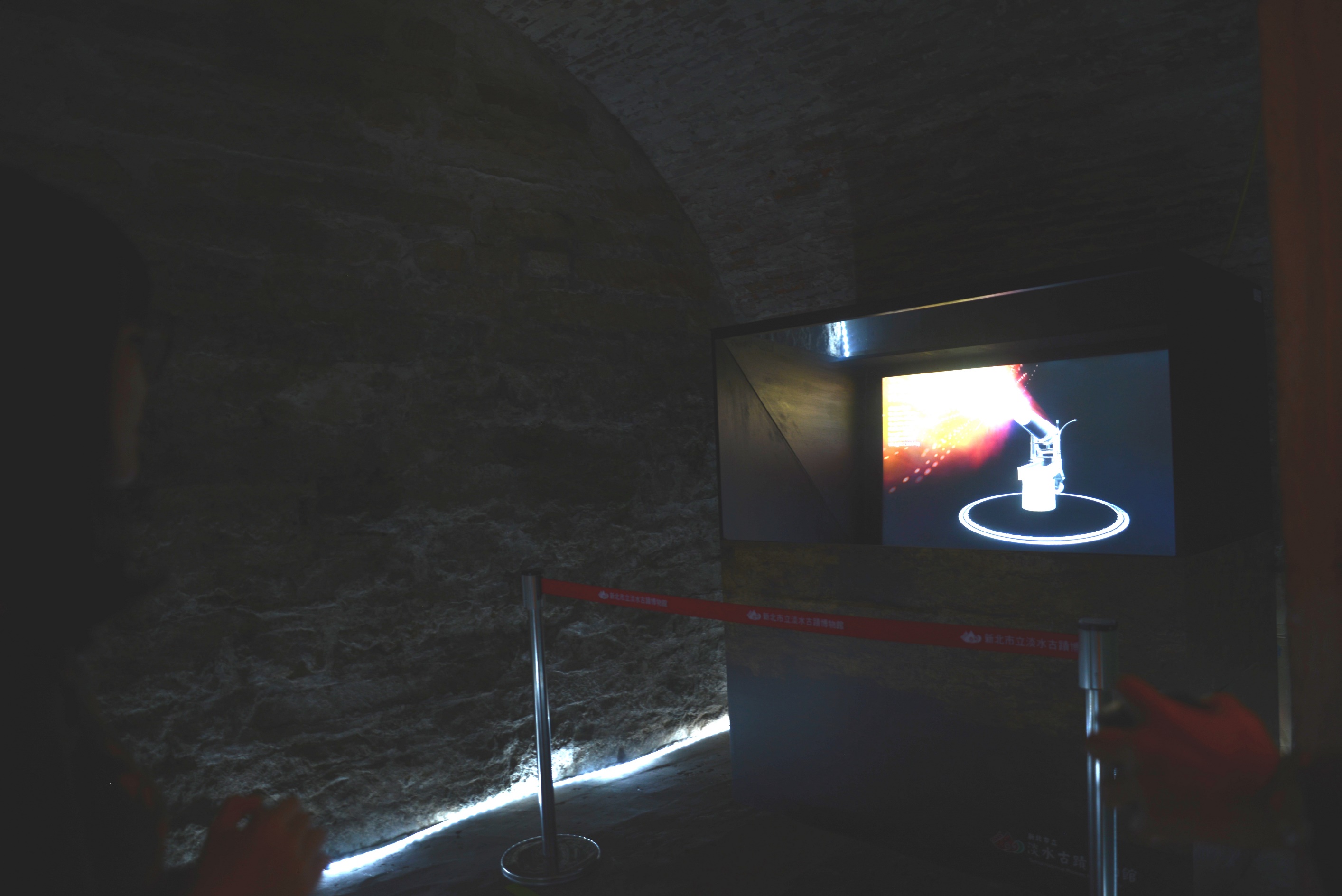淡古公關照：淡水古蹟博物館以浮空投影，展示克虜伯砲。