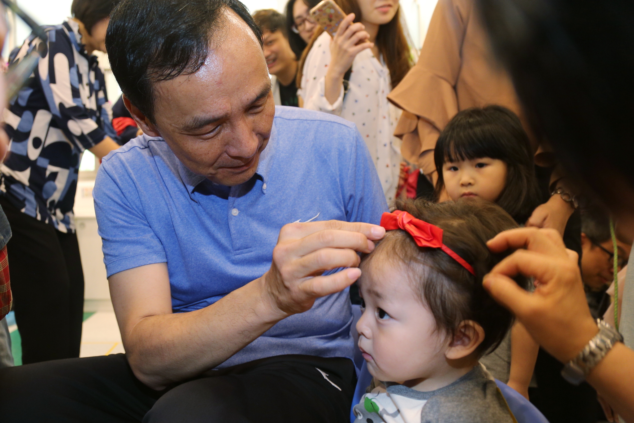 朱市長出席新北市公共托育中心暨公共親子中心親子運動會，參加「天才美髮爸」活動