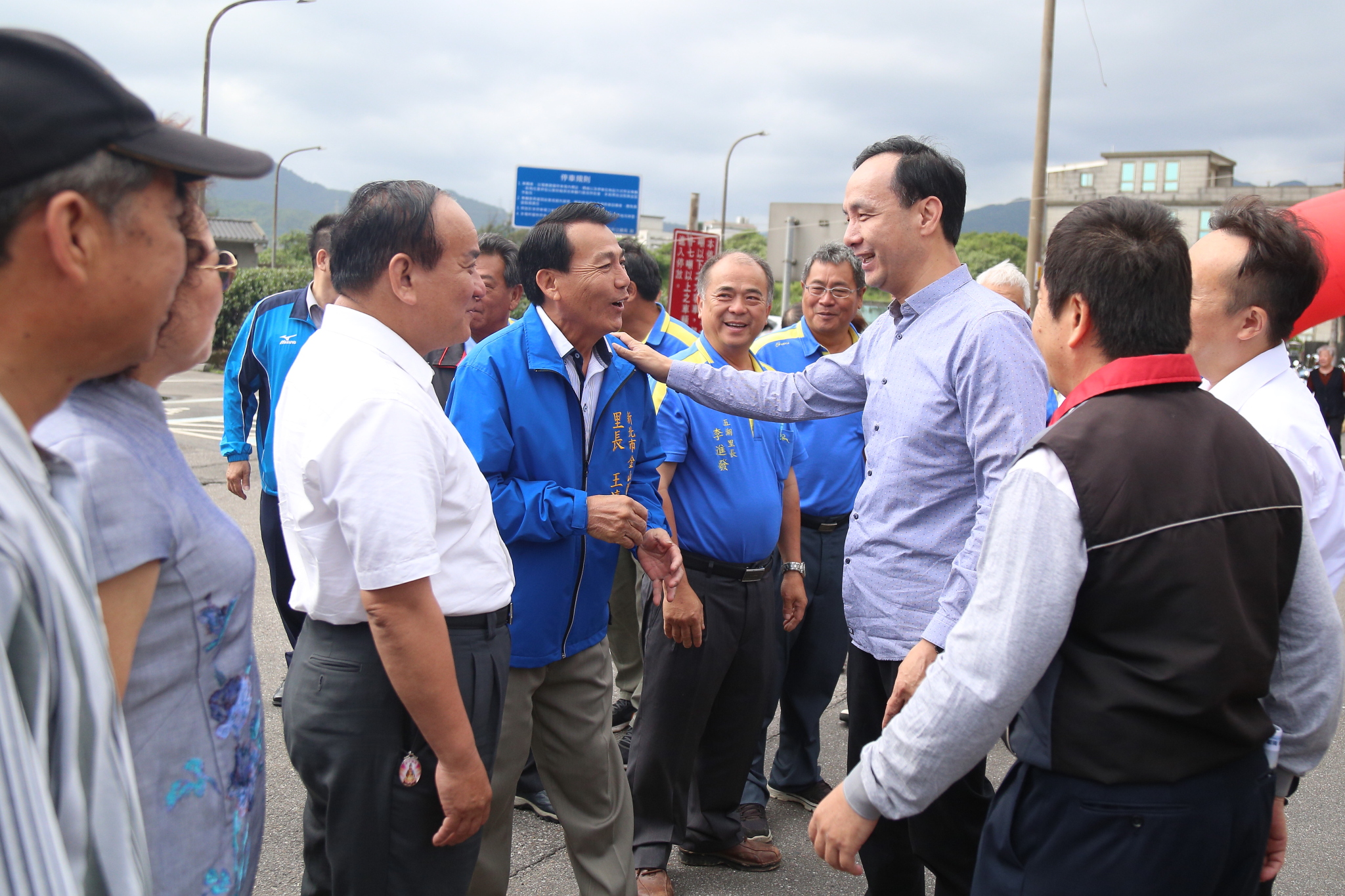 朱市長出席金山區豐漁市民活動中心開工動土典禮，與里長及鄉親們互動熱絡。