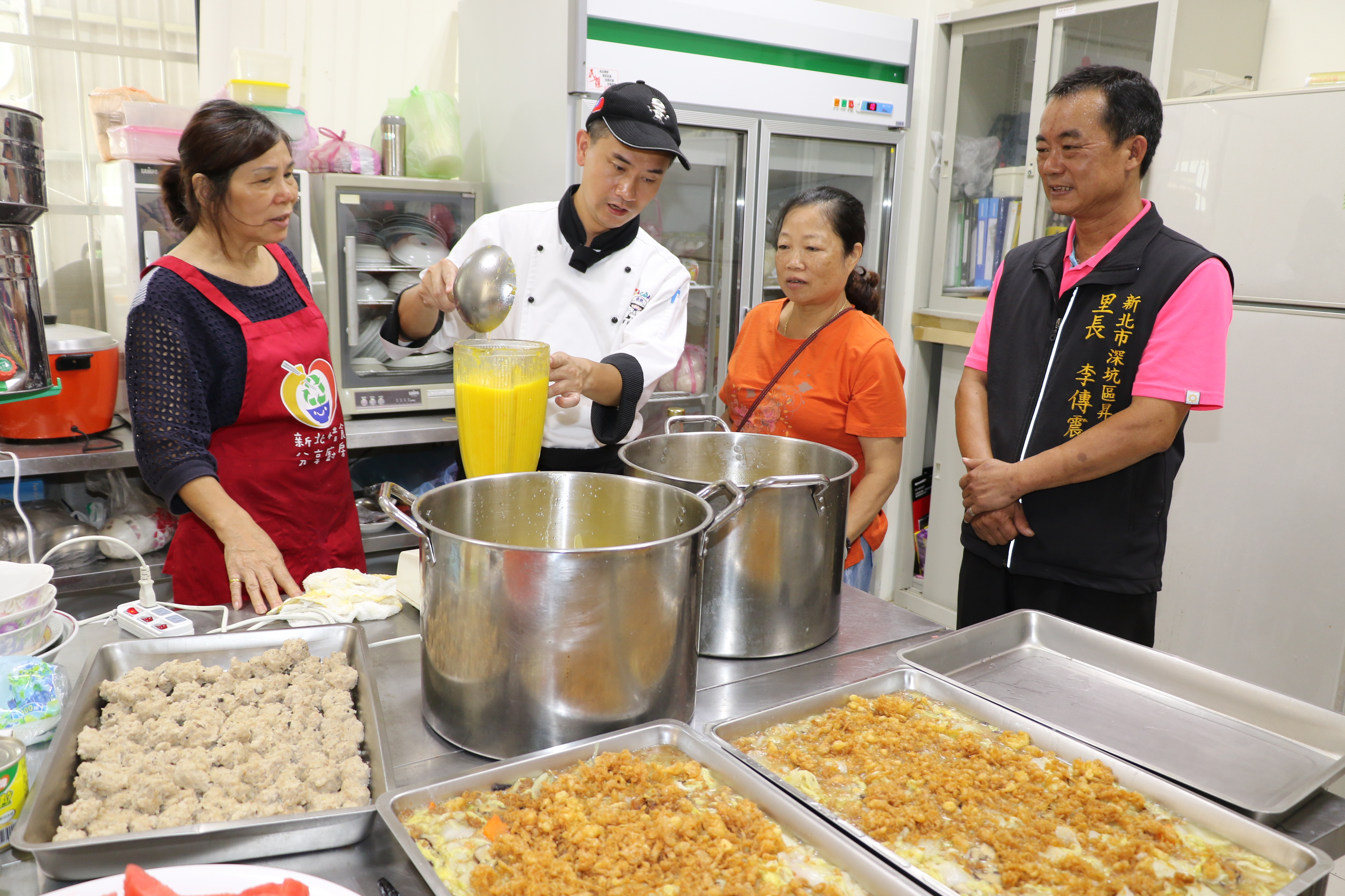 陳添壽老師教志工如何製作南瓜濃湯