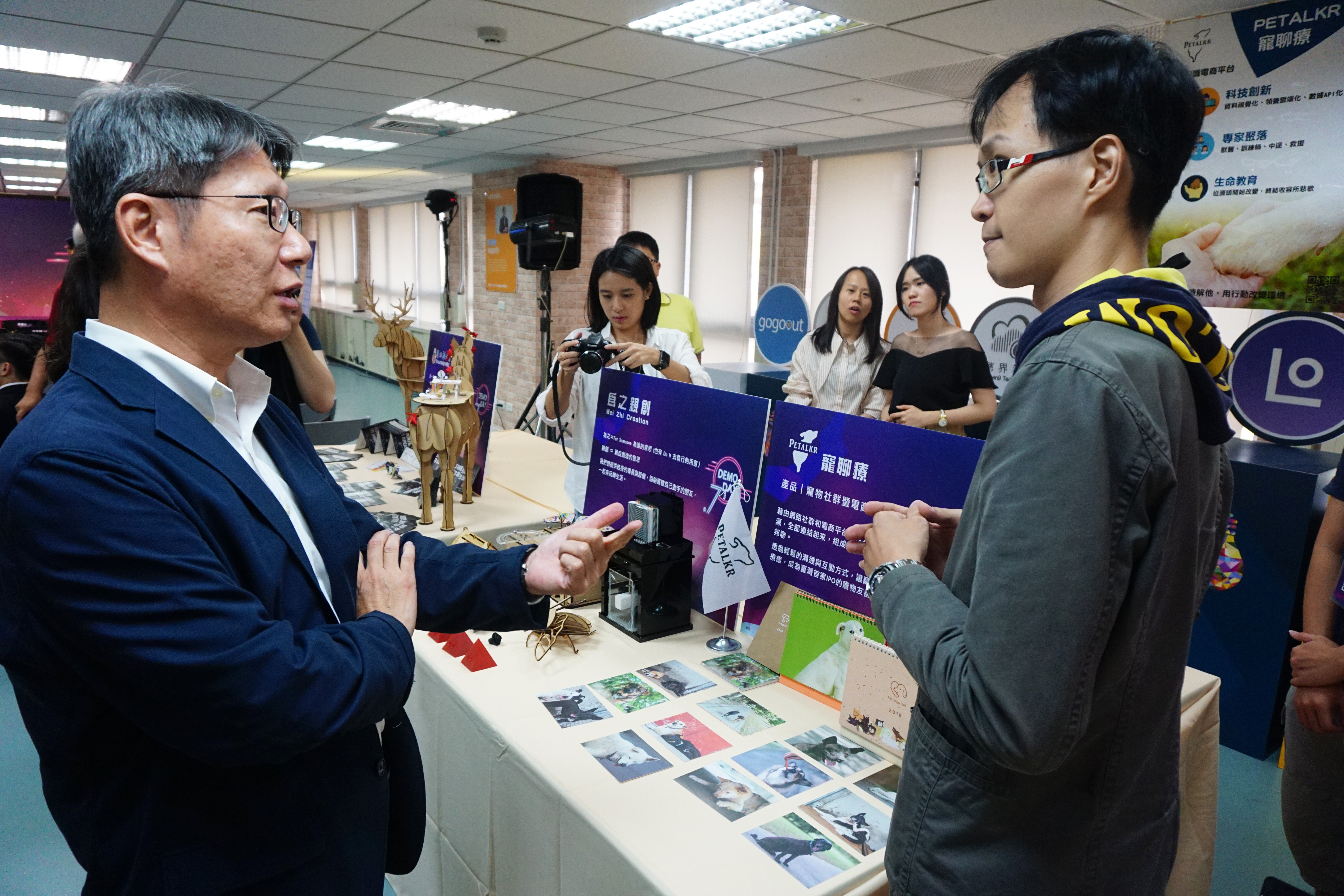 新北市副市長葉惠青(左)現場巡視展示攤位，與新創團隊互動交流