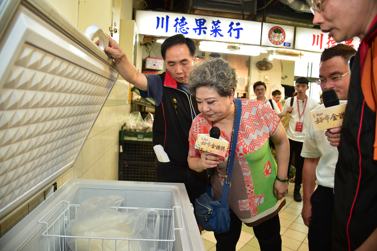 泰山市場主動設置惜食分享櫃，由攤商捐助食材辦理老人共食