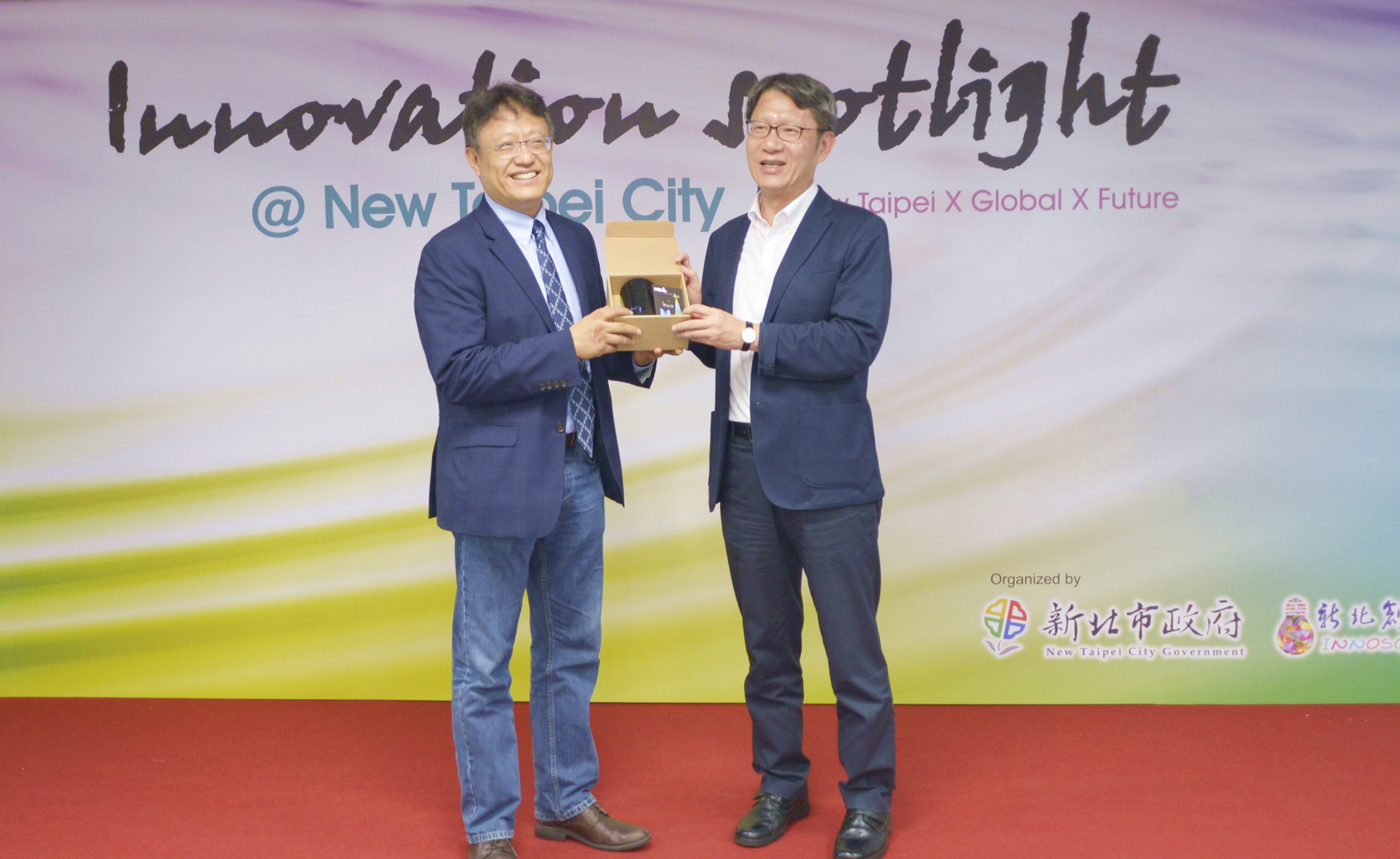 新北市副市長葉惠青(右)與亞洲育成協會會長黃經堯(左)互贈禮品