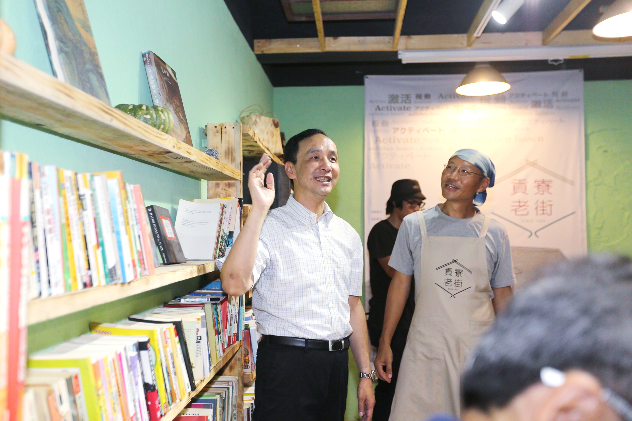 朱市長出席「貢寮人回家X貢寮街有機書店」開幕活動，參觀書店設施