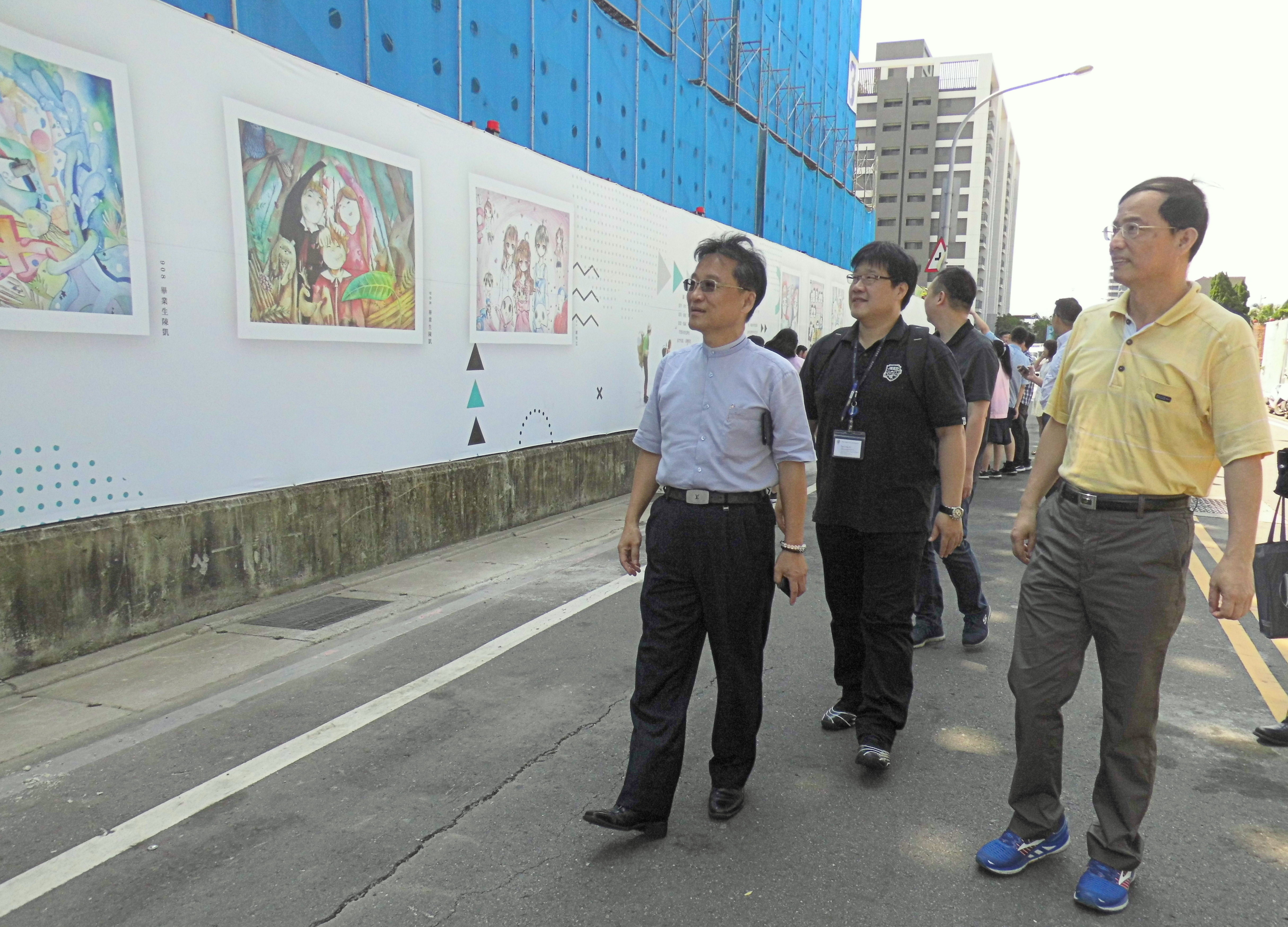 工務局副局長郭俊傑(左一)到訪觀看鳳鳴國中師生彩繪作品