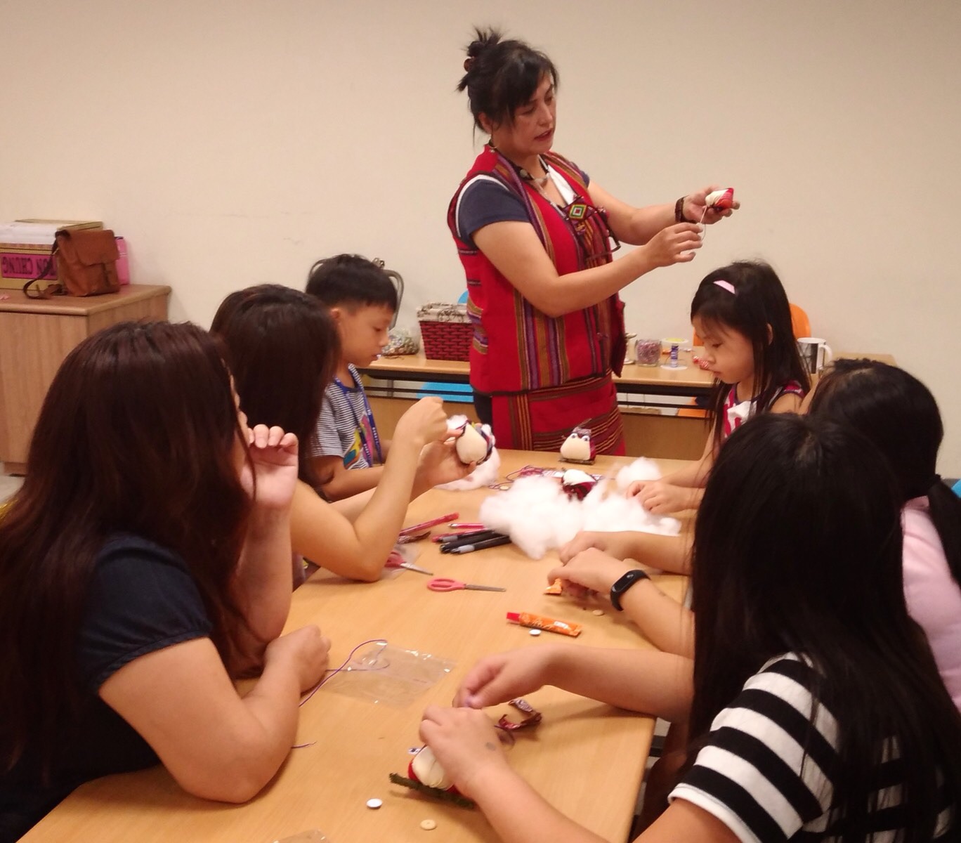 十三行邀請泰雅族工藝師帶民眾體驗編織娃娃