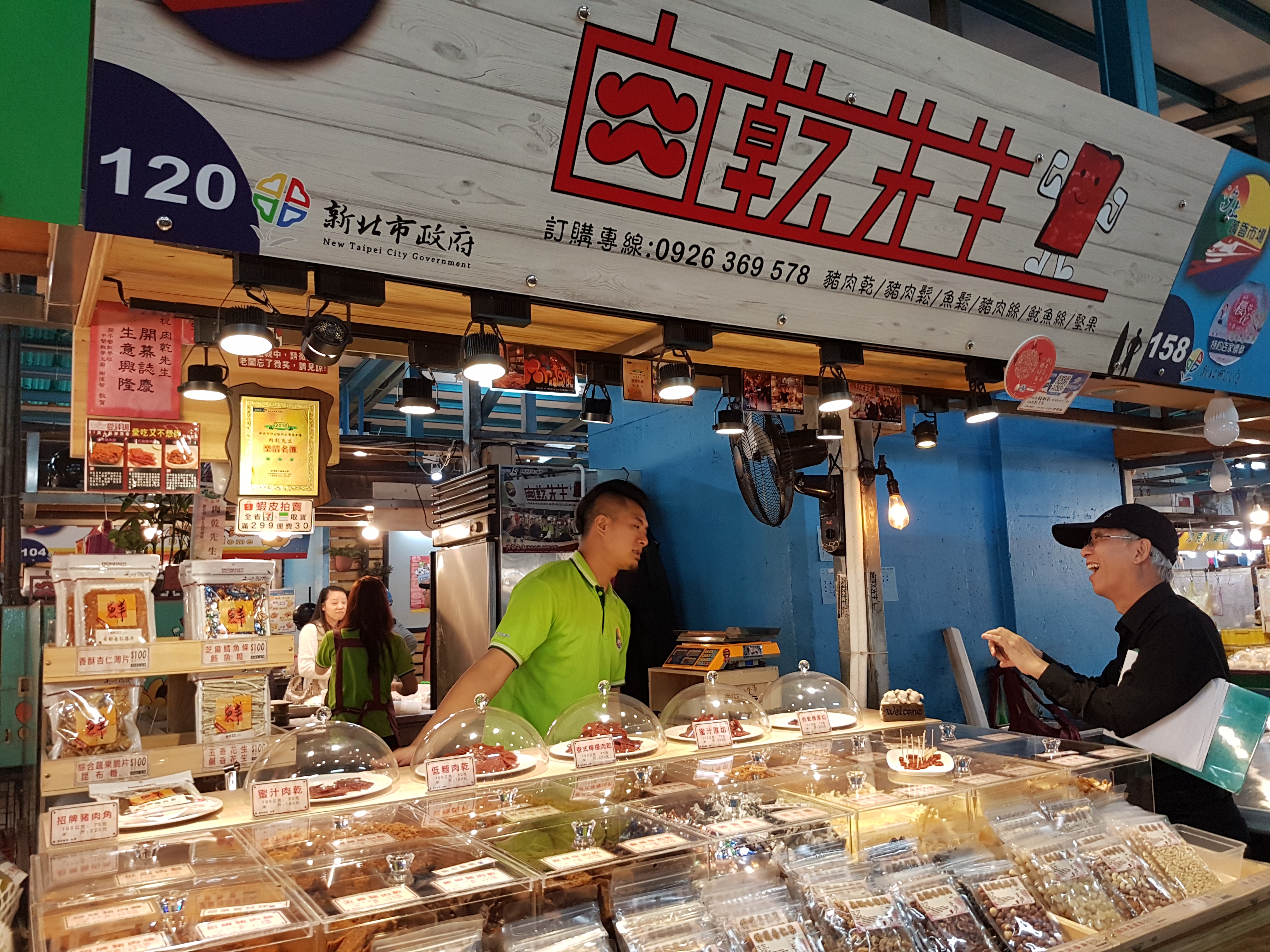 汐止秀豐市場肉乾先生黃書楷在傳統市場裡打造煥然一新的攤位。