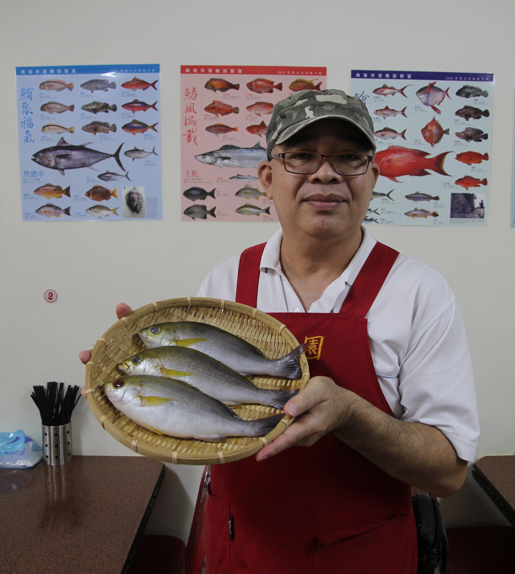 新北市貢寮區香園小吃店洪老闆特別推薦黃雞魚，快來東北角嚐海味。