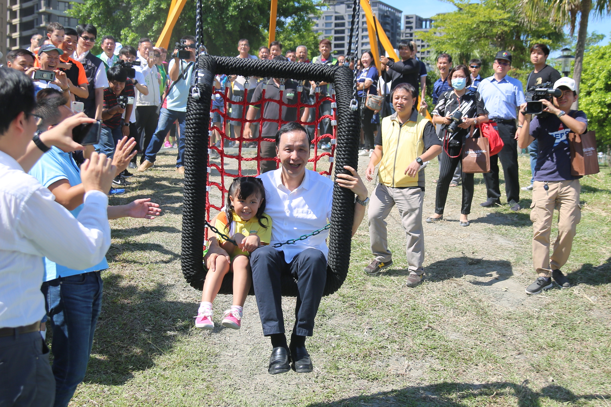 朱市長與小朋友一起體驗滑輪軌道遊具
