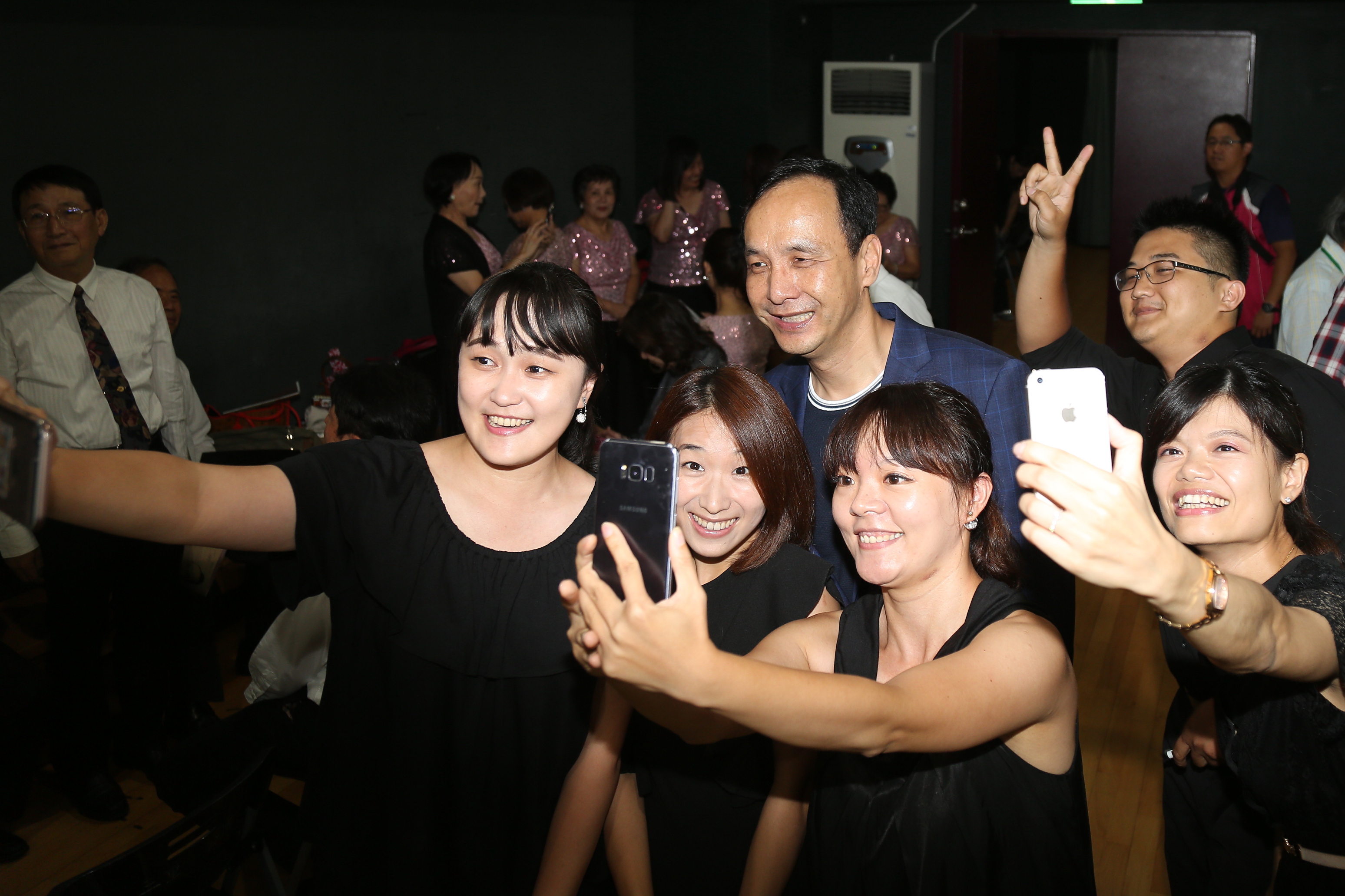 朱市長出席「思慕、寶島、情綿綿-向台灣歌謠作詞家葉俊麟致敬音樂會」至後台與演出者致意