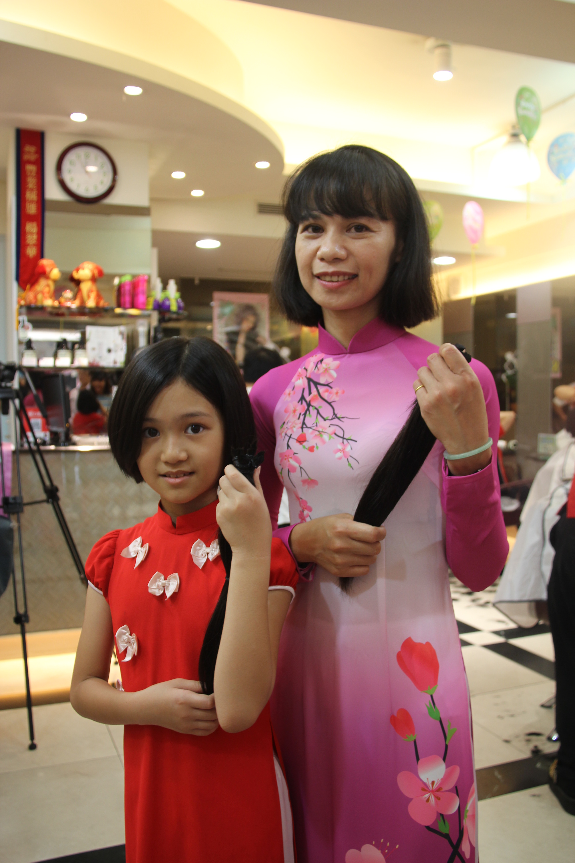 越南籍新住民阮金線帶著女兒陳禹昕一起捐髮