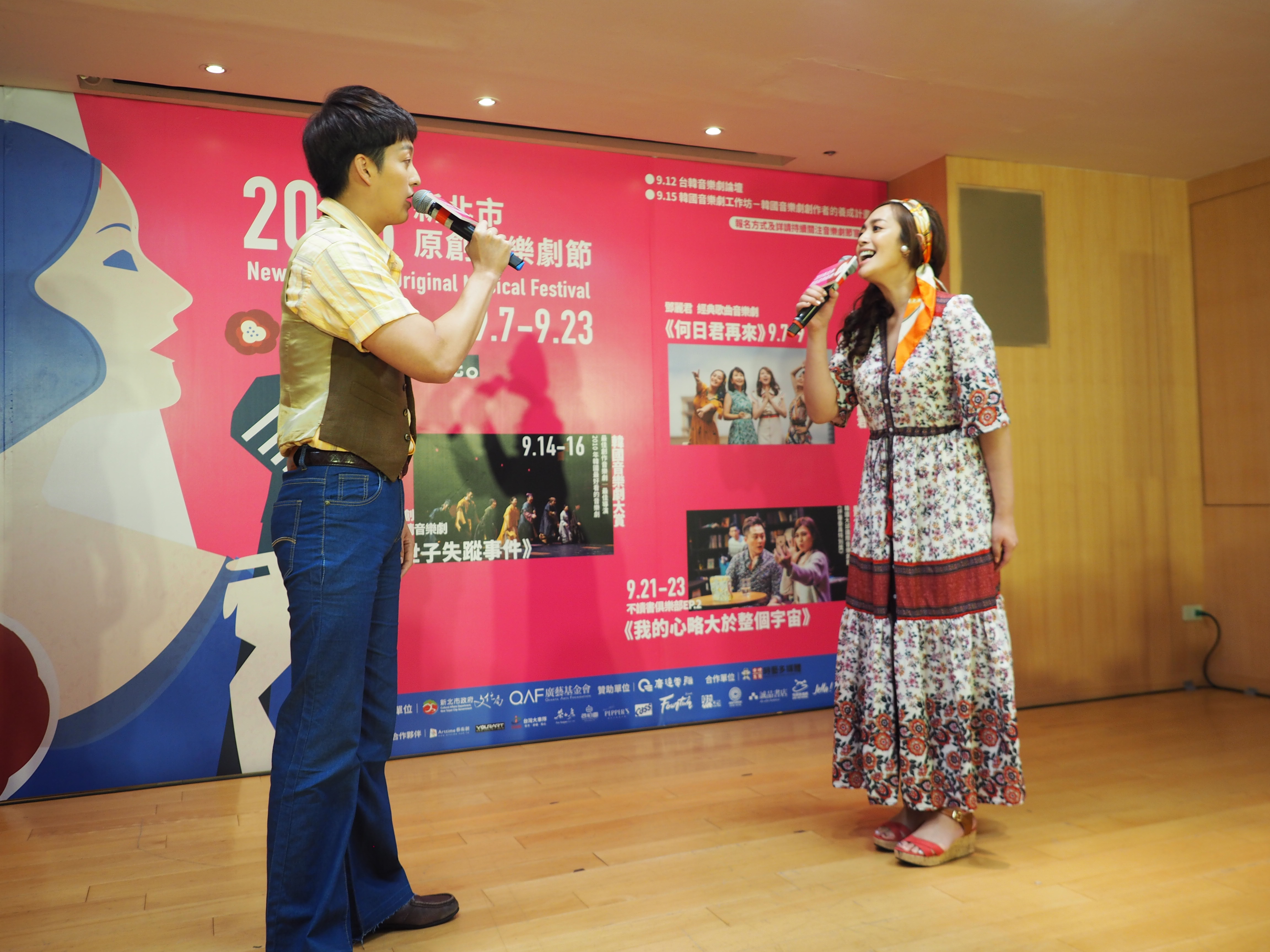 鄧麗君經典歌曲音樂劇《何日君再來》演員于浩威(左)、舞思愛(右)