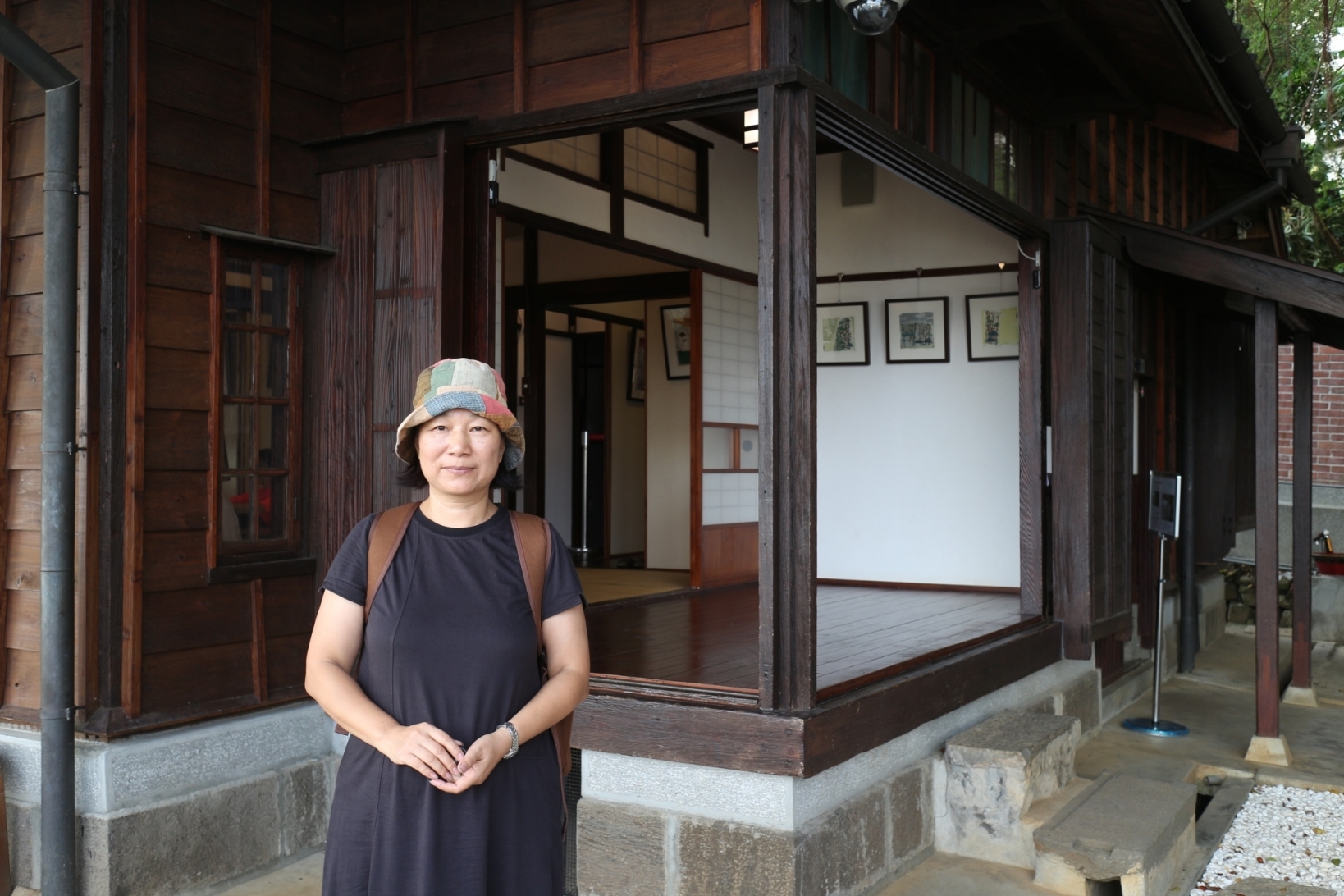劉裕芳老師將駐村淡水近一年的生活感觸，轉化成點與線，記錄於此次展出的作品上。