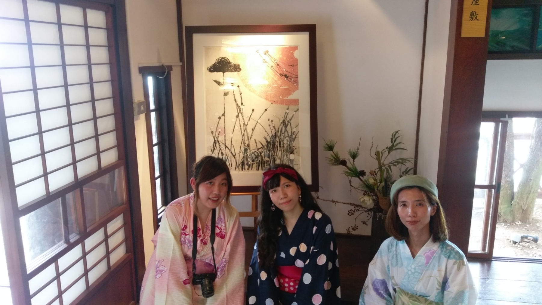 淡水街長多田榮吉故居展出駐村藝術家版畫，搭配日式浴衣體驗別有一番風情。