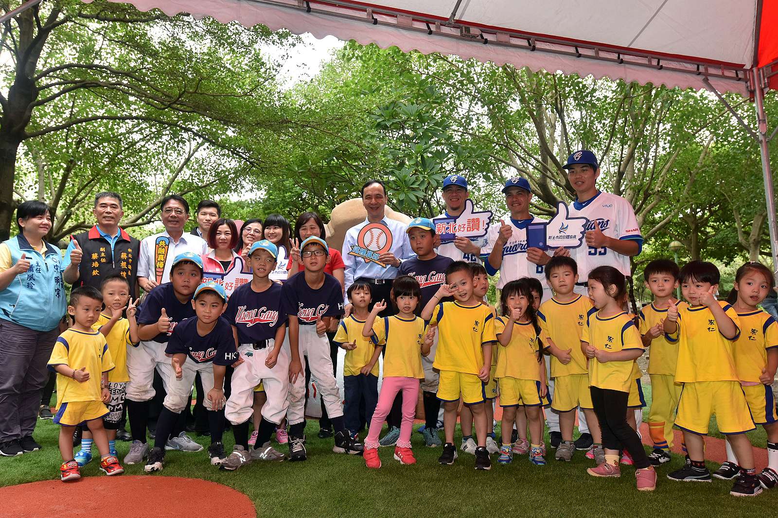 新莊體育園區全台灣首座棒球主題共融式兒童遊戲場今日啟用。