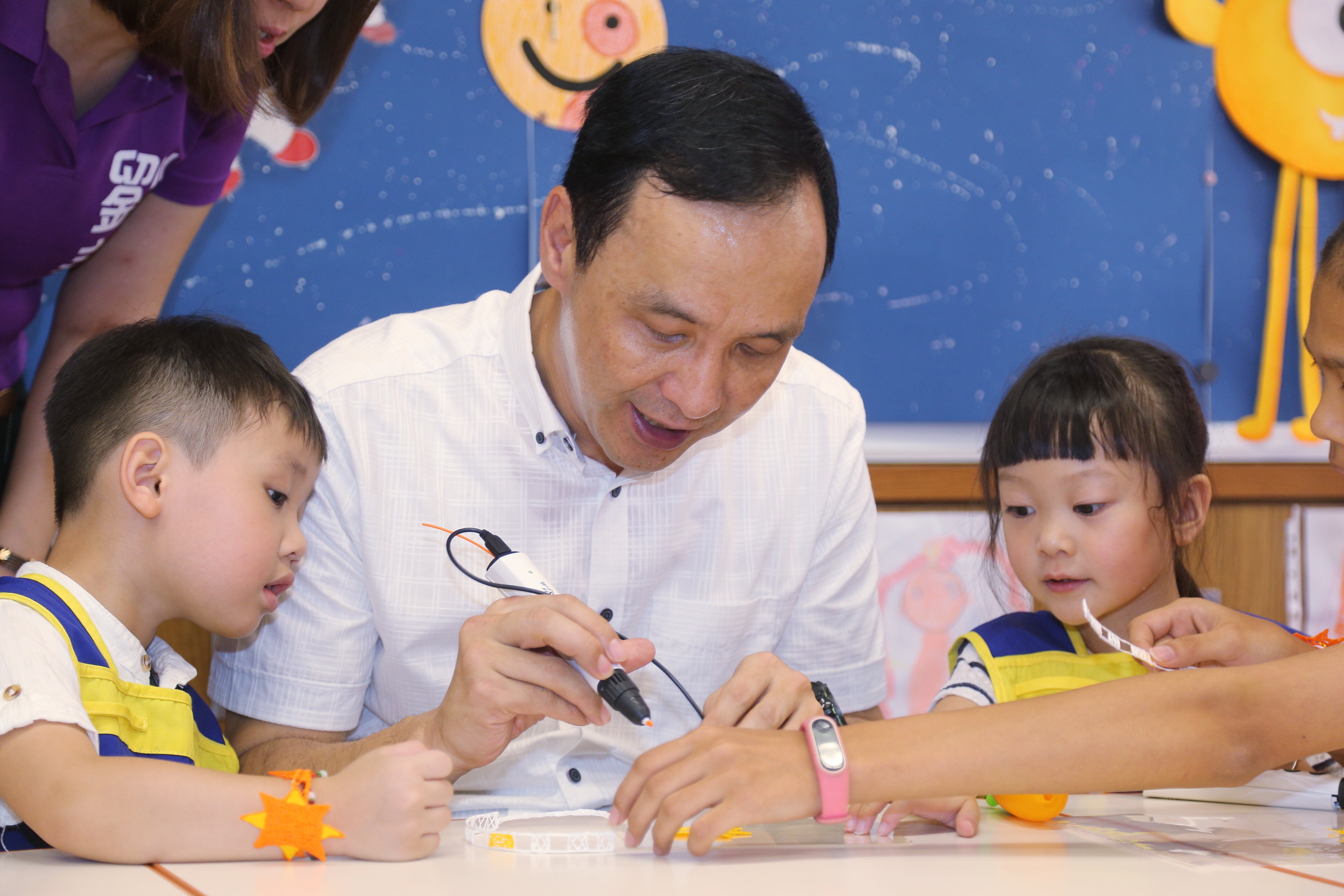 新北市大觀非營利幼兒園揭牌,朱市長與幼兒園小朋友製作3D列印手環