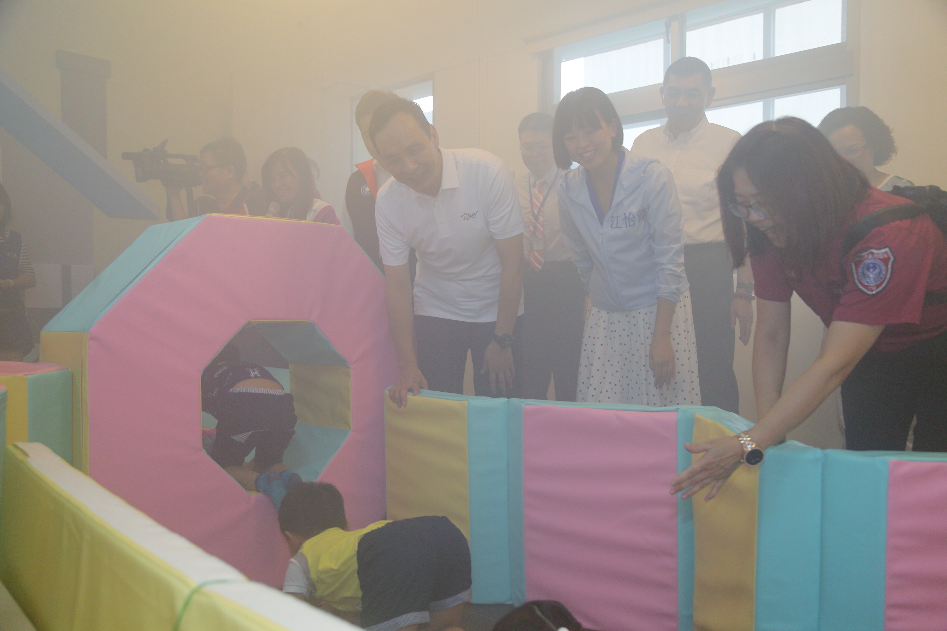 朱市長出席新北市土城區興城公共托育中心啟用典禮，參觀小朋友體驗消防安全遊戲