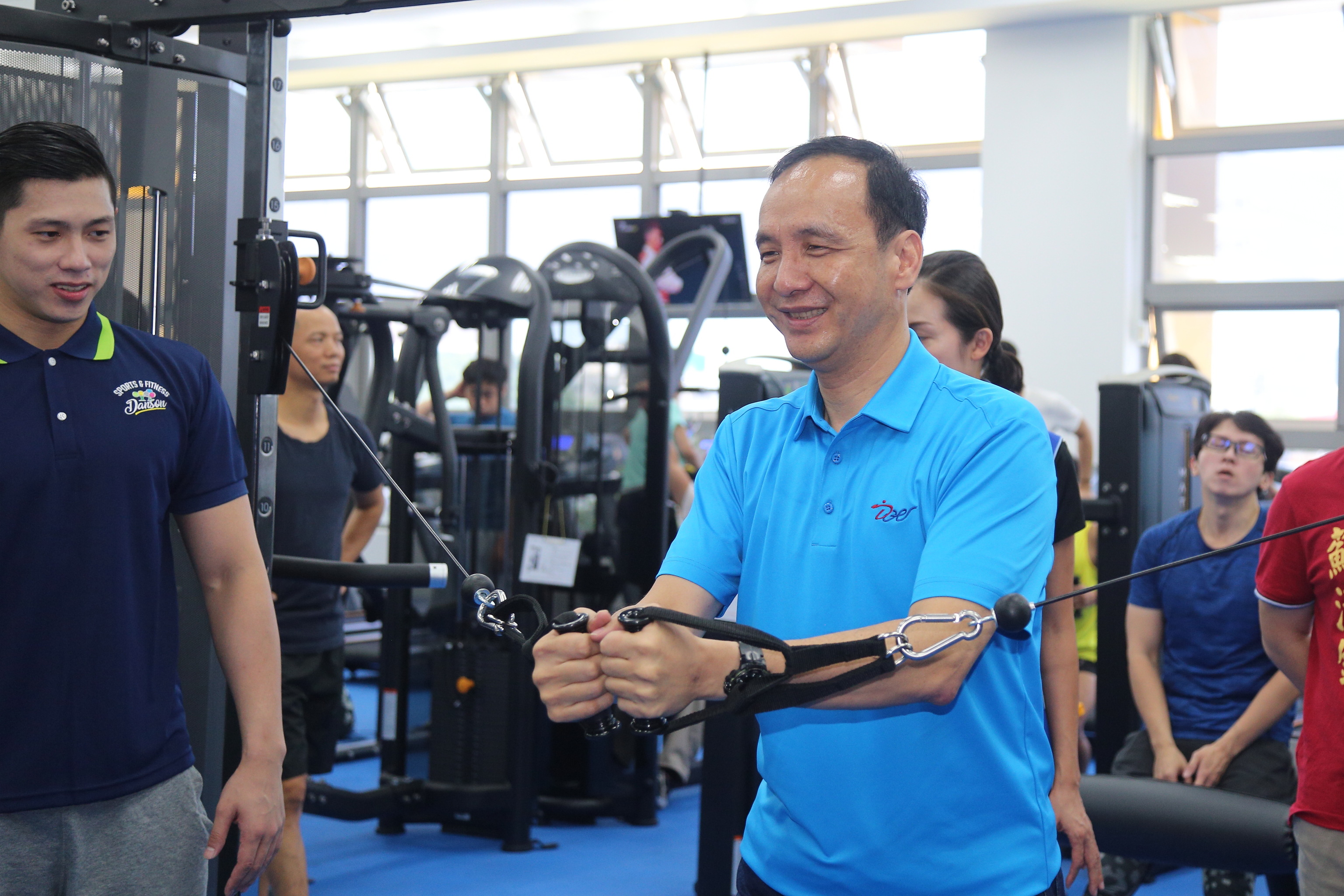 三鶯國民運動中心啟用暨試營運，朱立倫市長親自體驗健身課程。